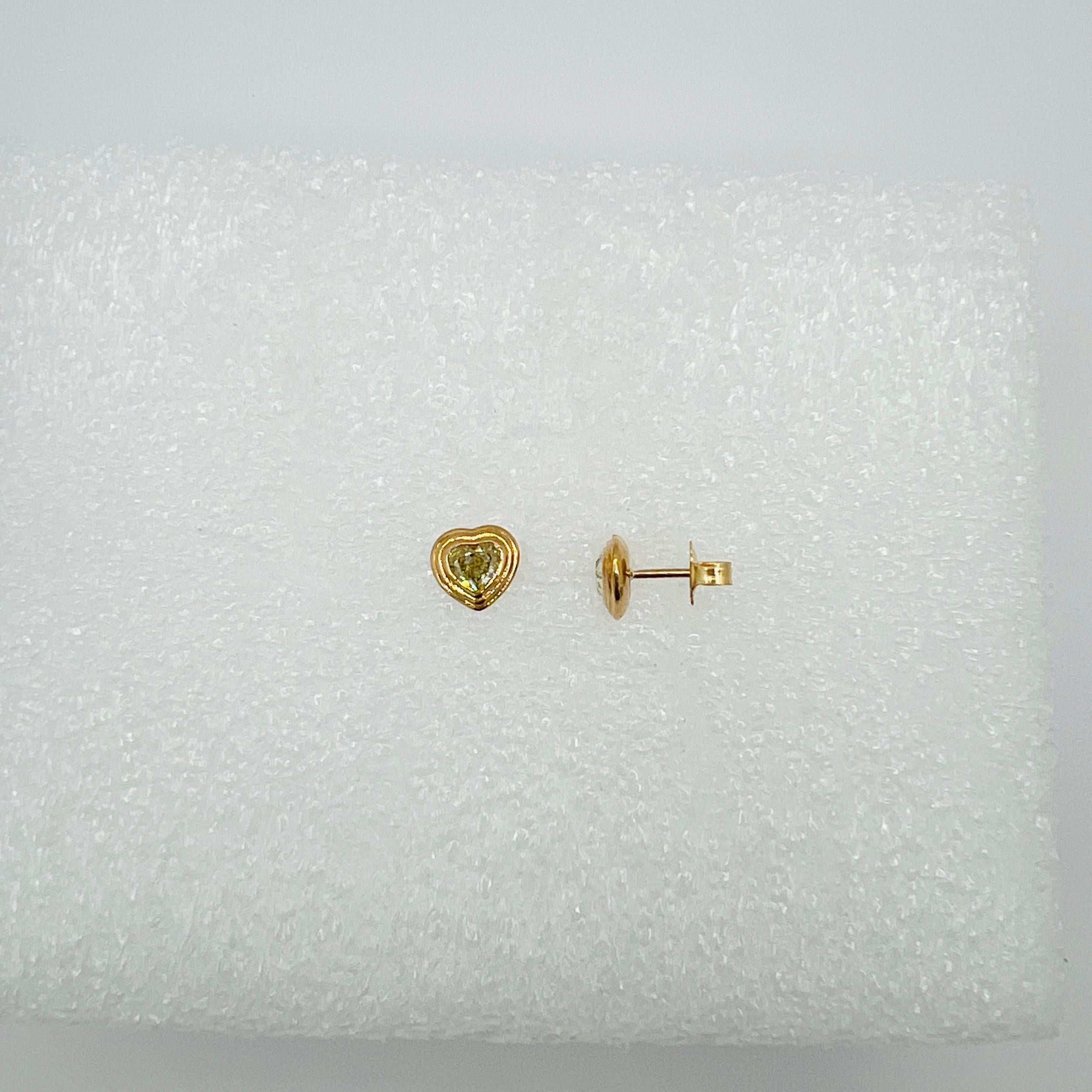 Boucles d'oreilles cœur en or jaune 18 carats avec double chaton et arêtes Unisexe en vente