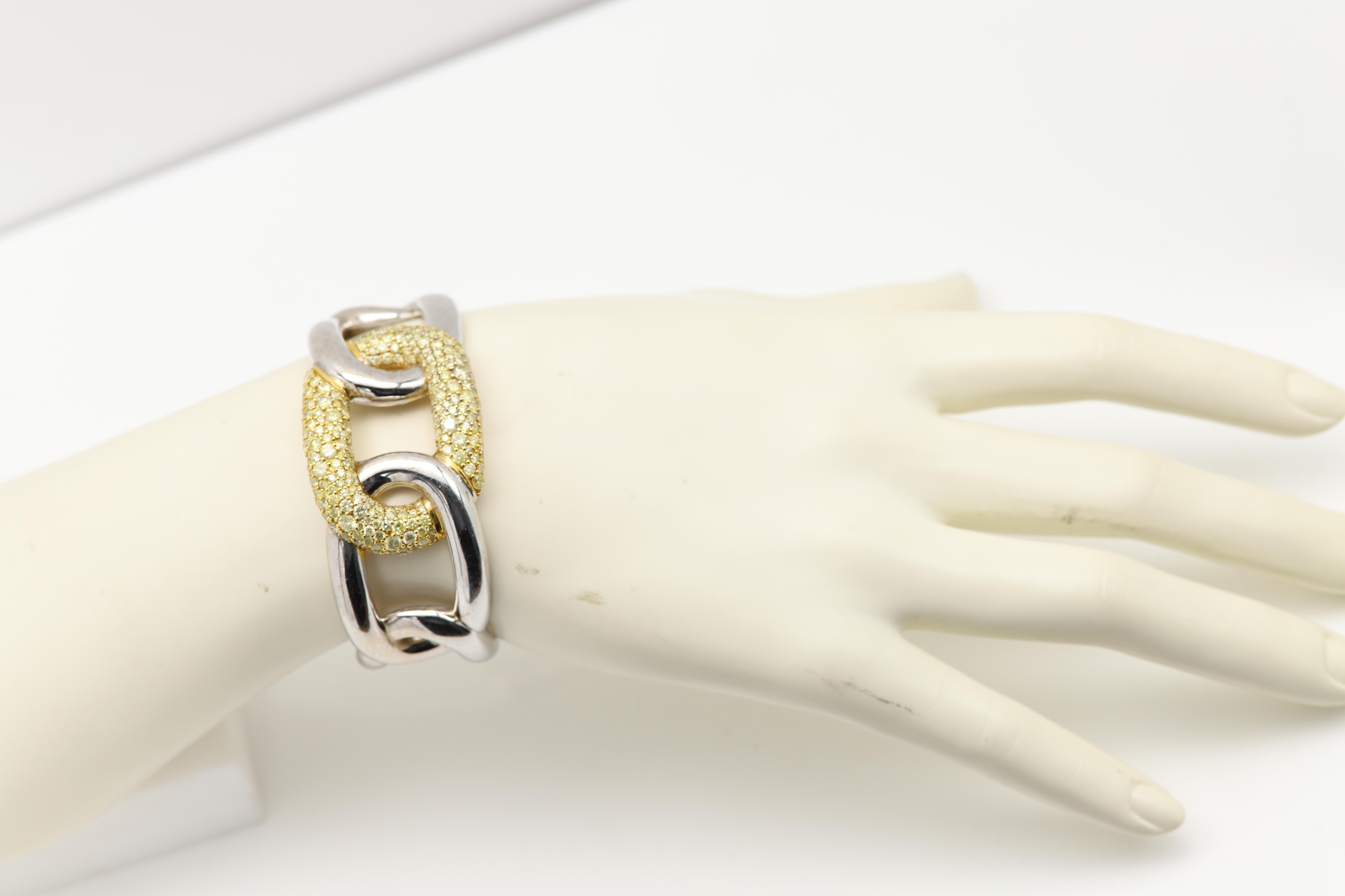 Manchette de bracelets audacieuse
Or blanc et jaune véritable 18k
Environ 49 grammes
By Design Modern d'une grande chaîne de maillons 
Mélange naturel de diamants jaunes environ 8,0 carats
sertissage pave
Largeur 30 mm  ou un peu plus d'un