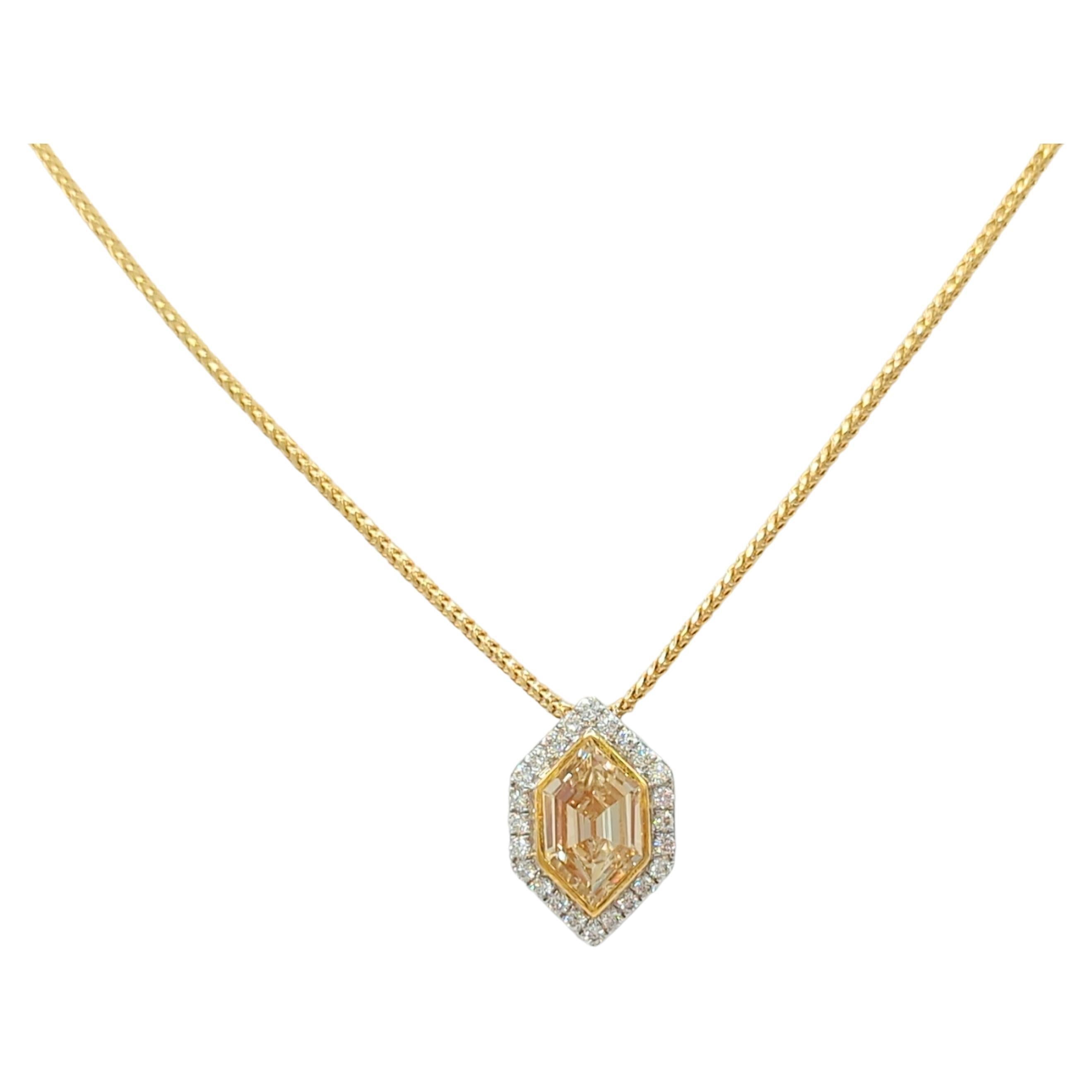 Collier pendentif en or 14K bicolore avec losange en diamant jaune et diamant blanc