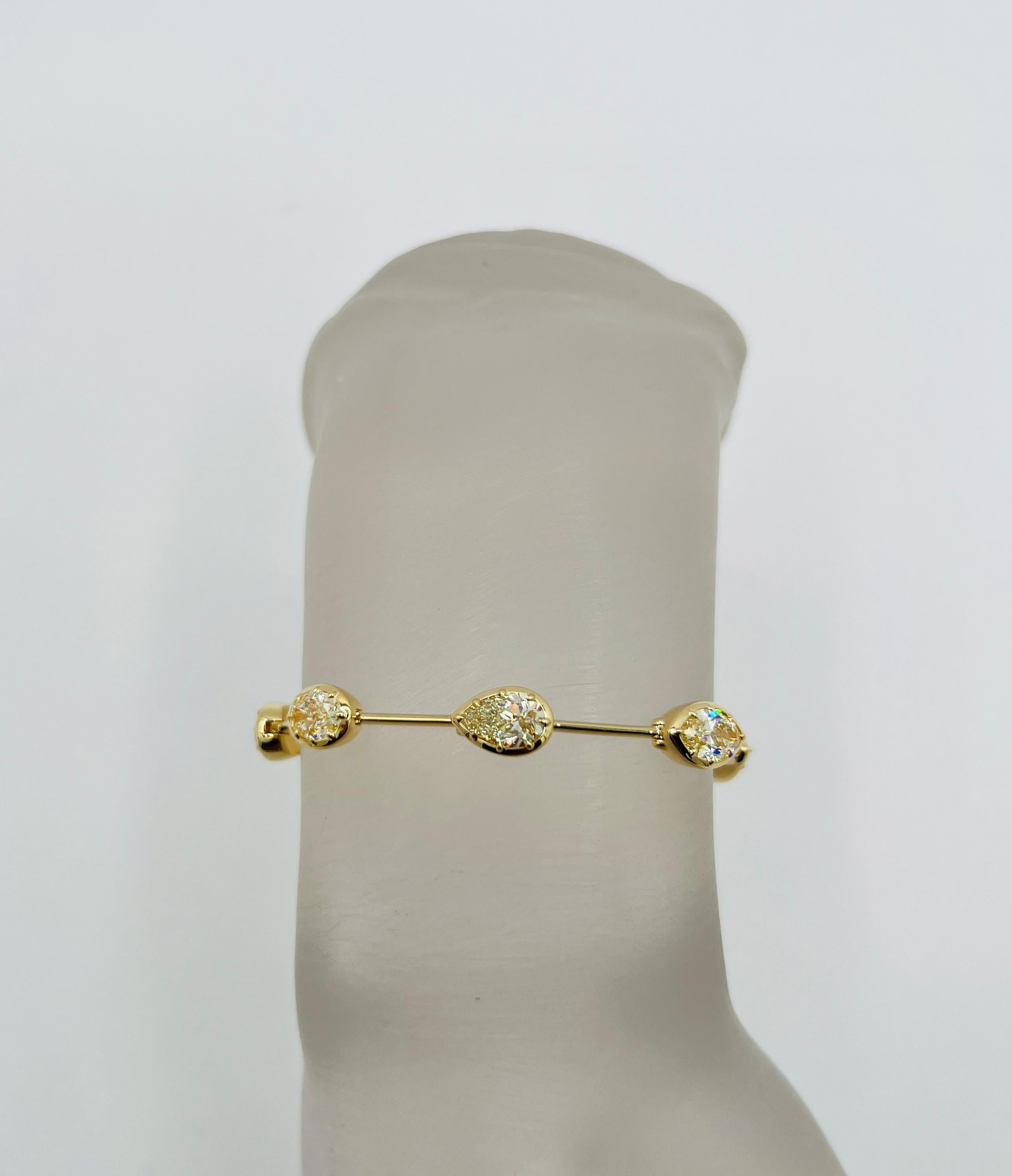 Preciosa pulsera en forma de mezcla de diamantes amarillos de 9,55 ct.  Hecho a mano en oro amarillo de 18 quilates.  La longitud es de 15 cm.