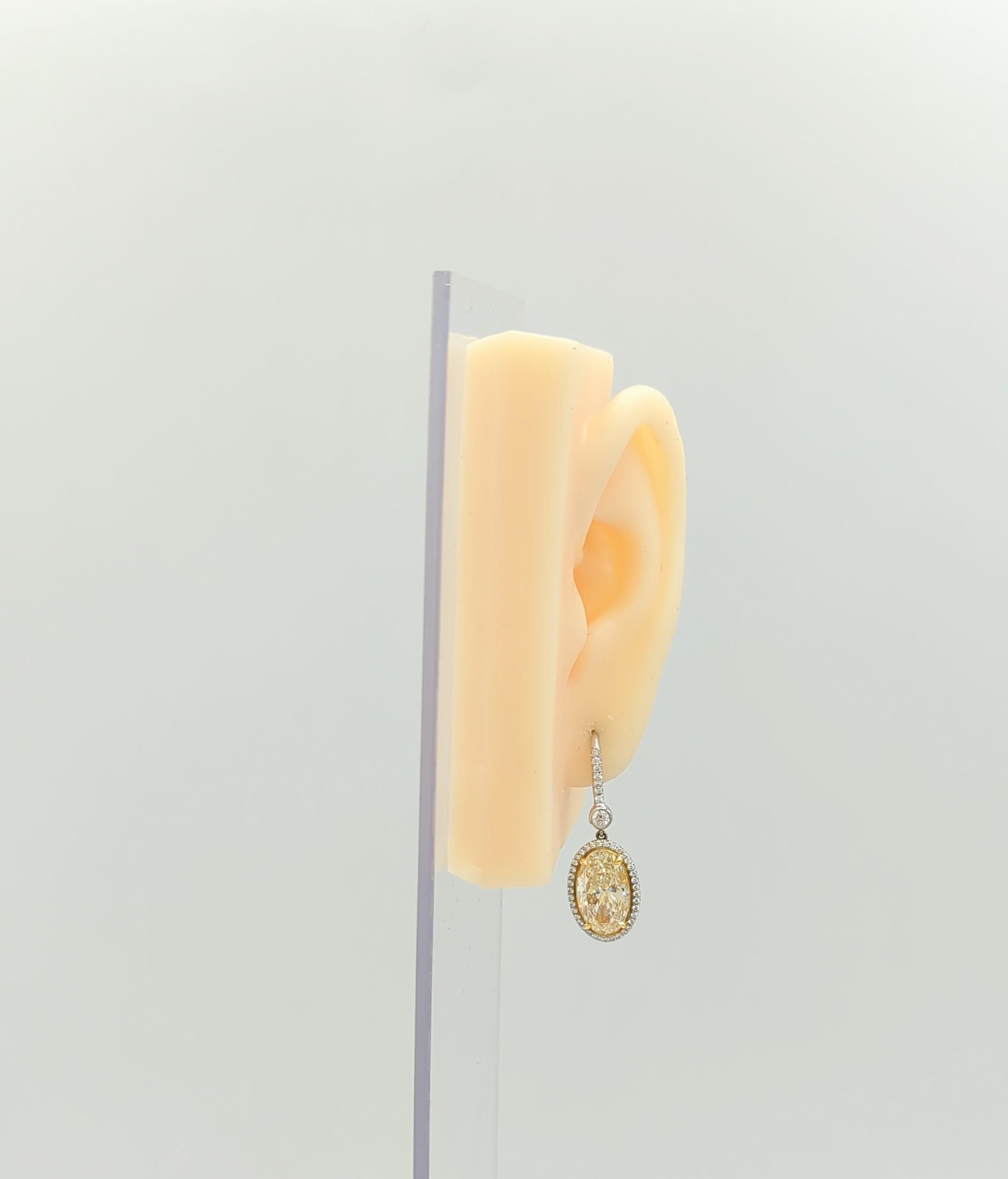 Yellow Diamond Oval Dangle Earrings in 18K 2 Tone Gold In New Condition For Sale In Los Angeles, CA