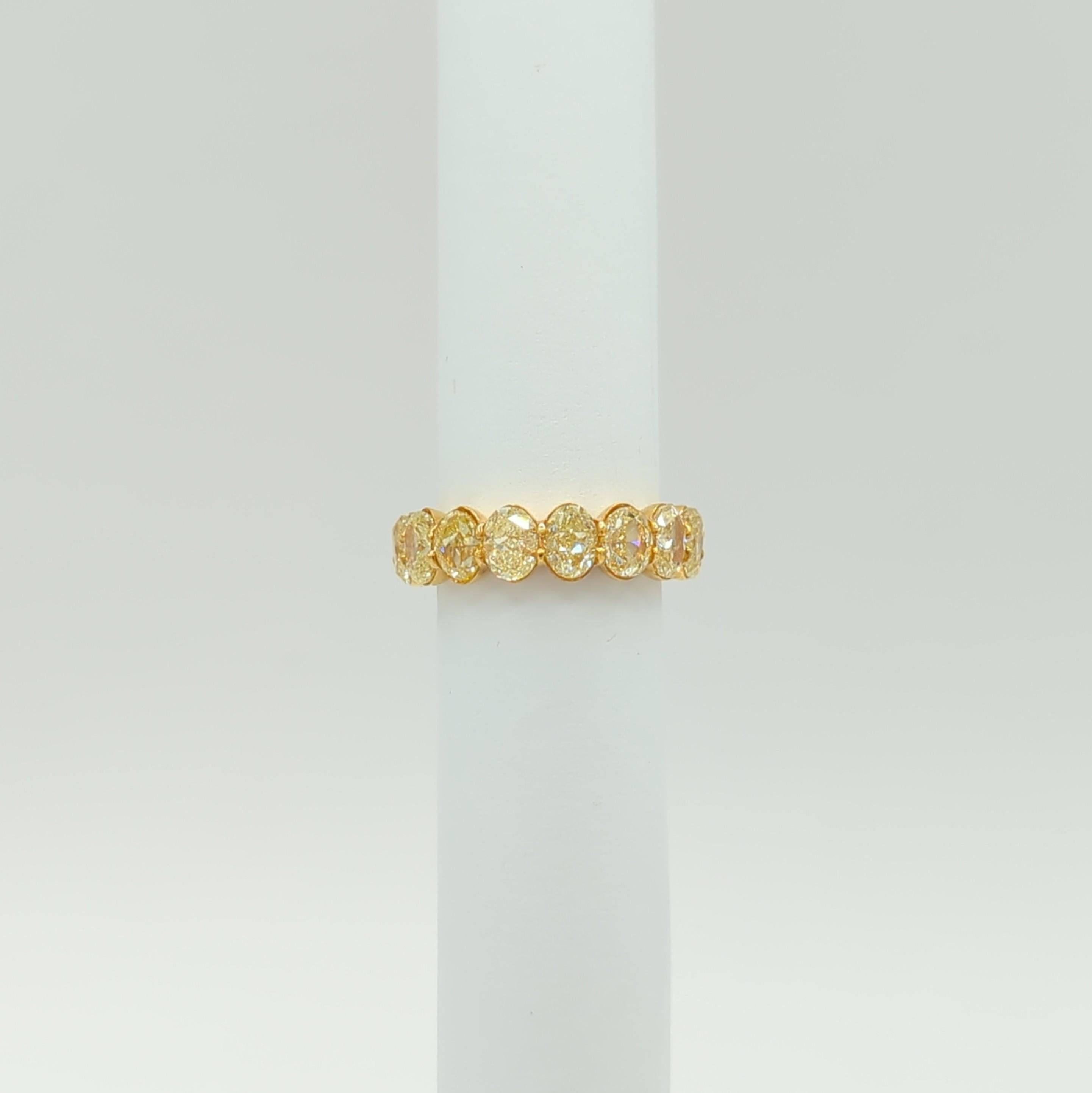 Yellow Diamond Oval Eternity Band Ring in 18K Yellow Gold In New Condition For Sale In Los Angeles, CA