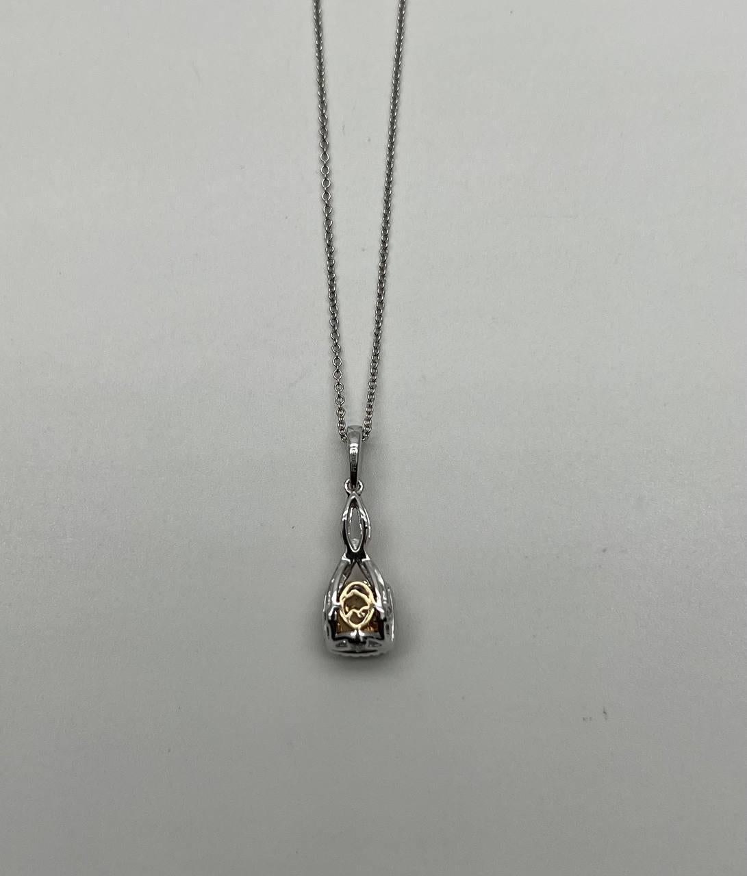 Taglio misto Collana con ciondolo a goccia con diamanti gialli incastonati in oro bianco 14K in vendita