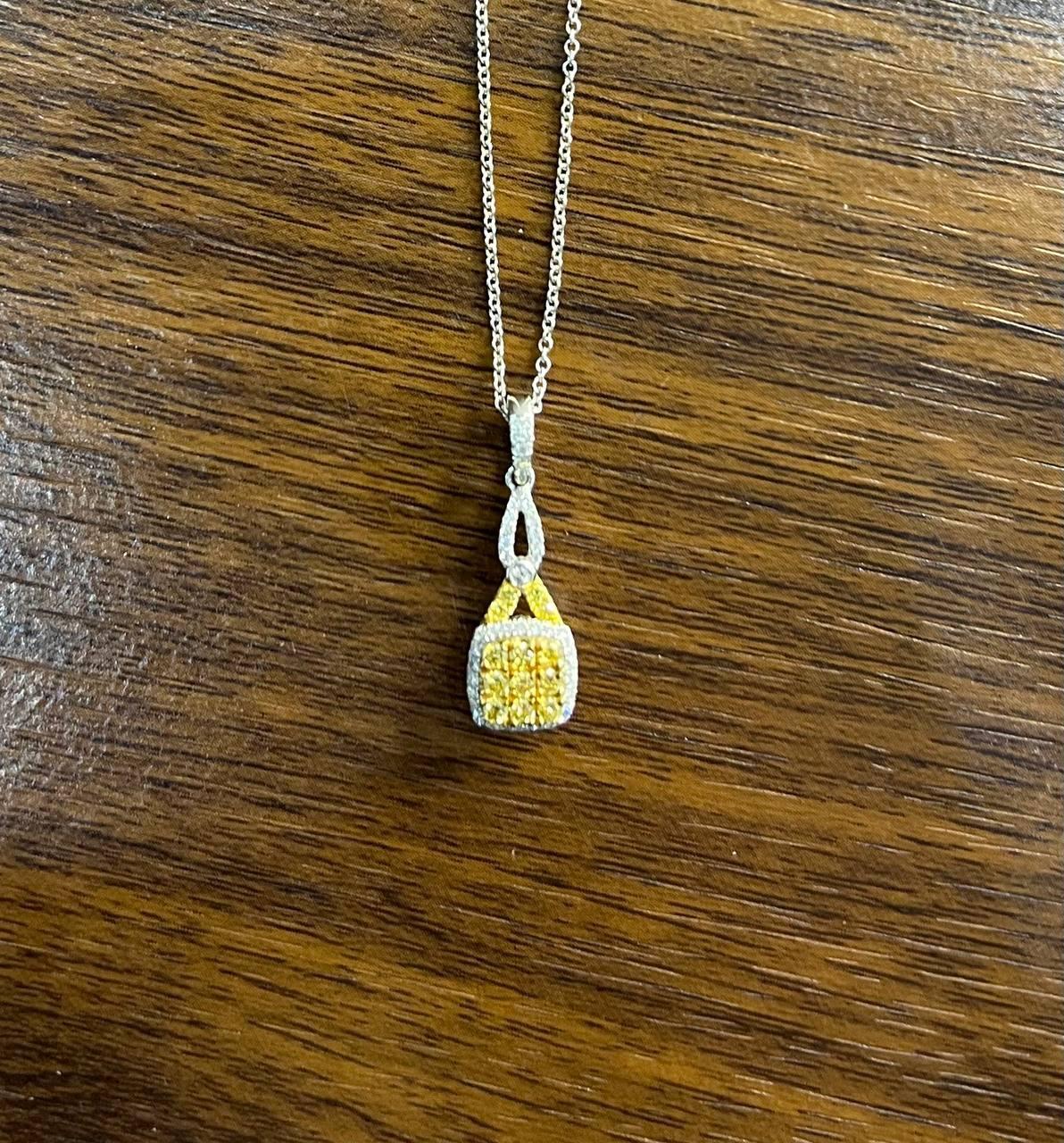 Donna Collana con ciondolo a goccia con diamanti gialli incastonati in oro bianco 14K in vendita