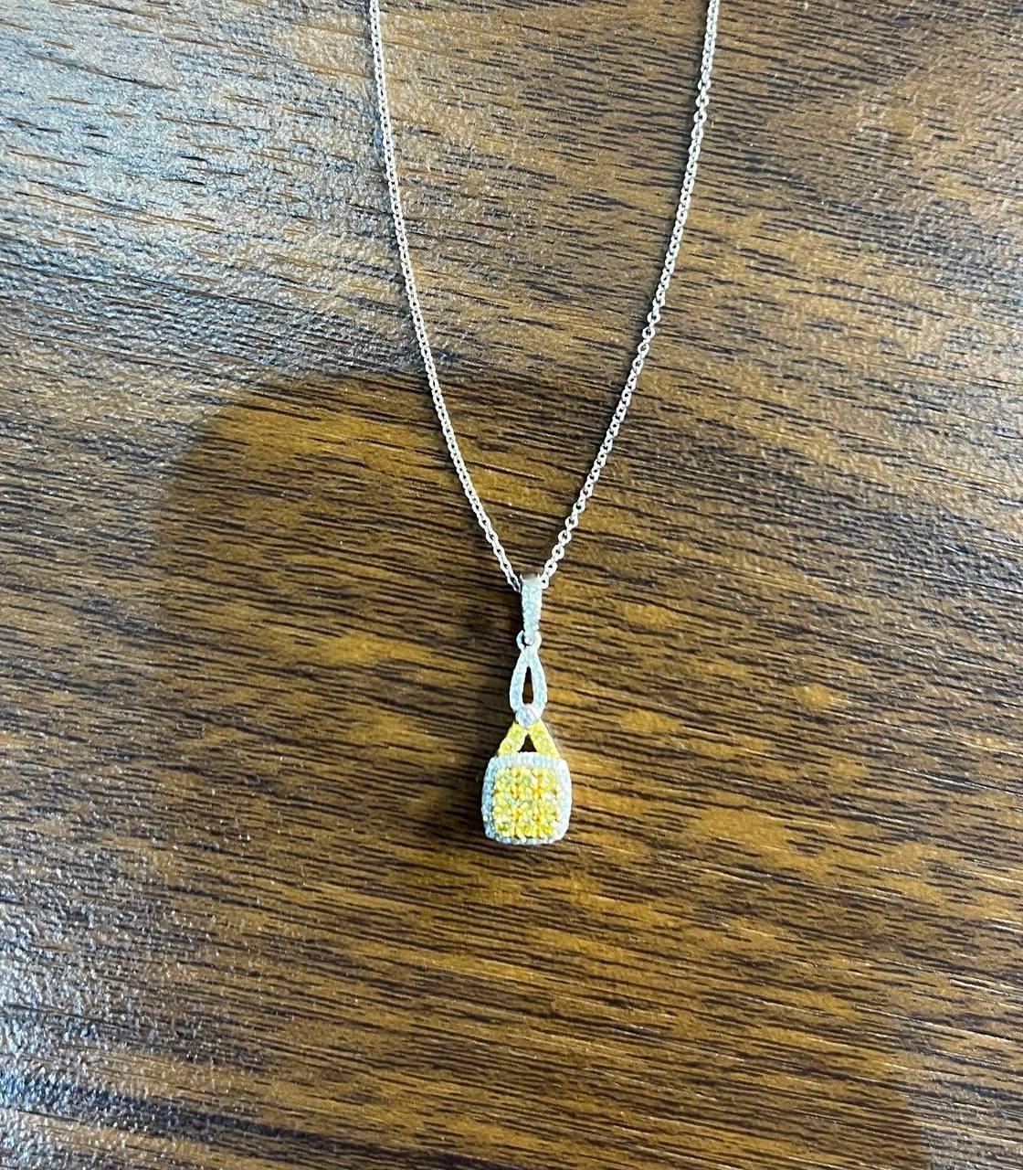 Collana con ciondolo a goccia con diamanti gialli incastonati in oro bianco 14K in vendita 1