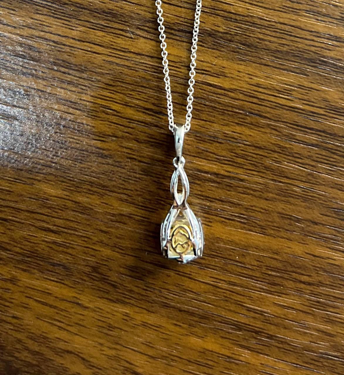 Collana con ciondolo a goccia con diamanti gialli incastonati in oro bianco 14K in vendita 2