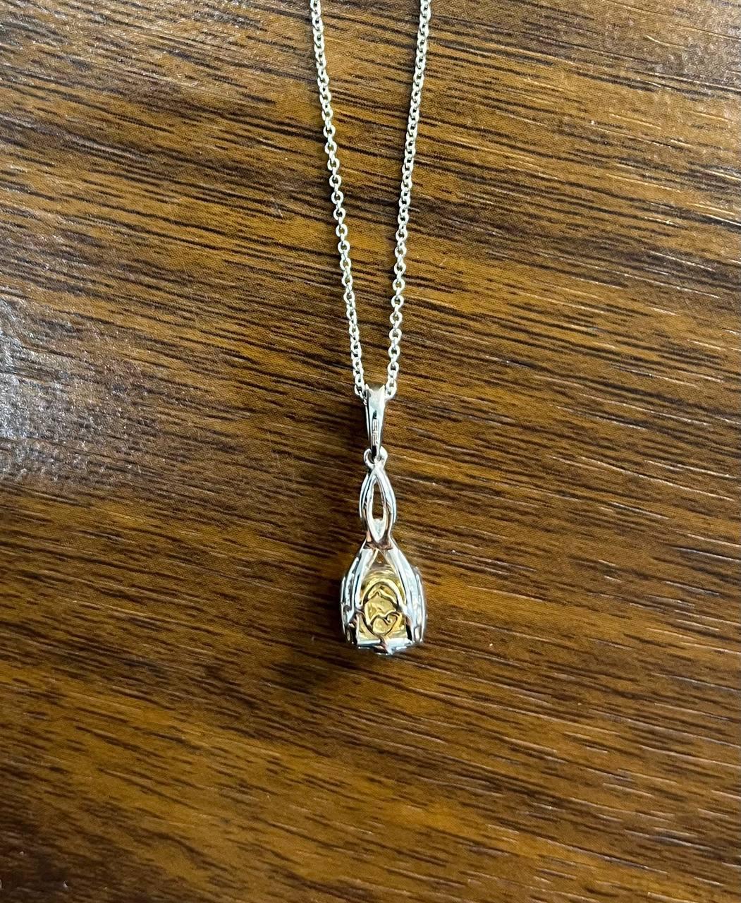 Collana con ciondolo a goccia con diamanti gialli incastonati in oro bianco 14K in vendita 3