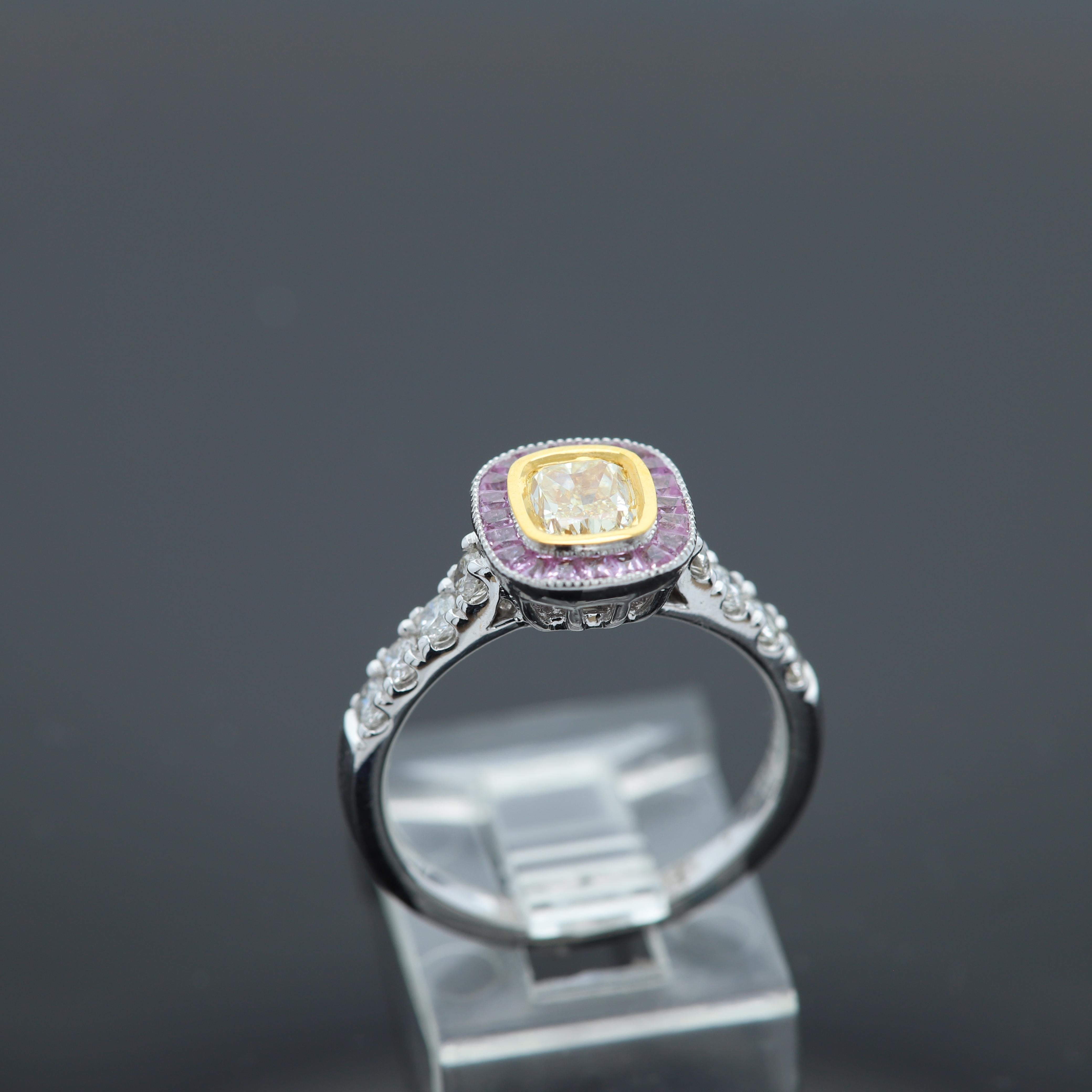 Taille coussin Bague en or bicolore 18 carats et diamants avec diamants jaunes et saphirs violets en vente