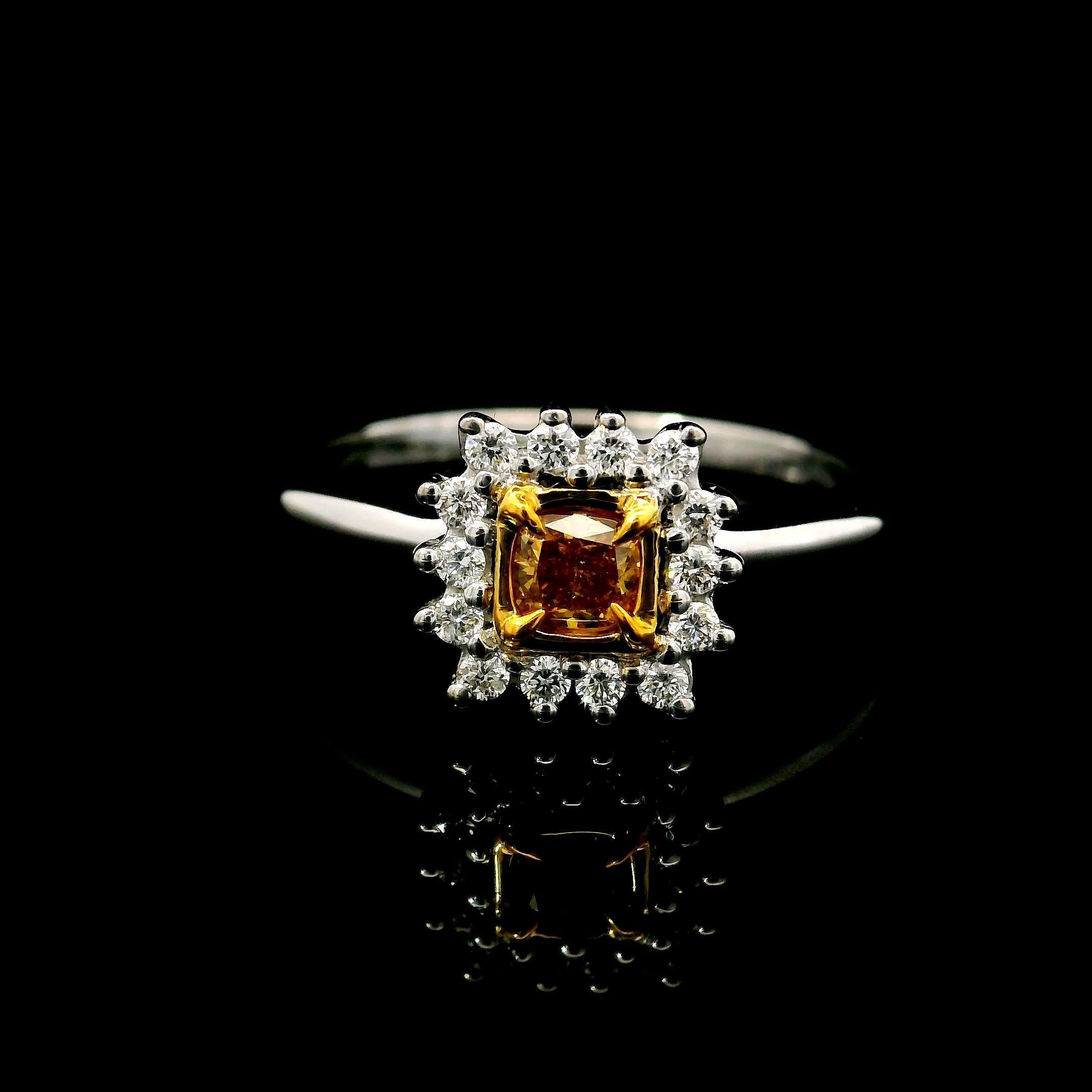 Bague en or blanc 18kt avec diamants
  
  Couleur de l'or et carat : Or blanc 18kt
  Poids : 3.89 grammes
  
  Ensemble avec...
  Type de pierre : Diamants
  Forme : Coussin
  Carat : 0,19
  Couleur : jaune
  Clarté : -
  
  Pierres environnantes :