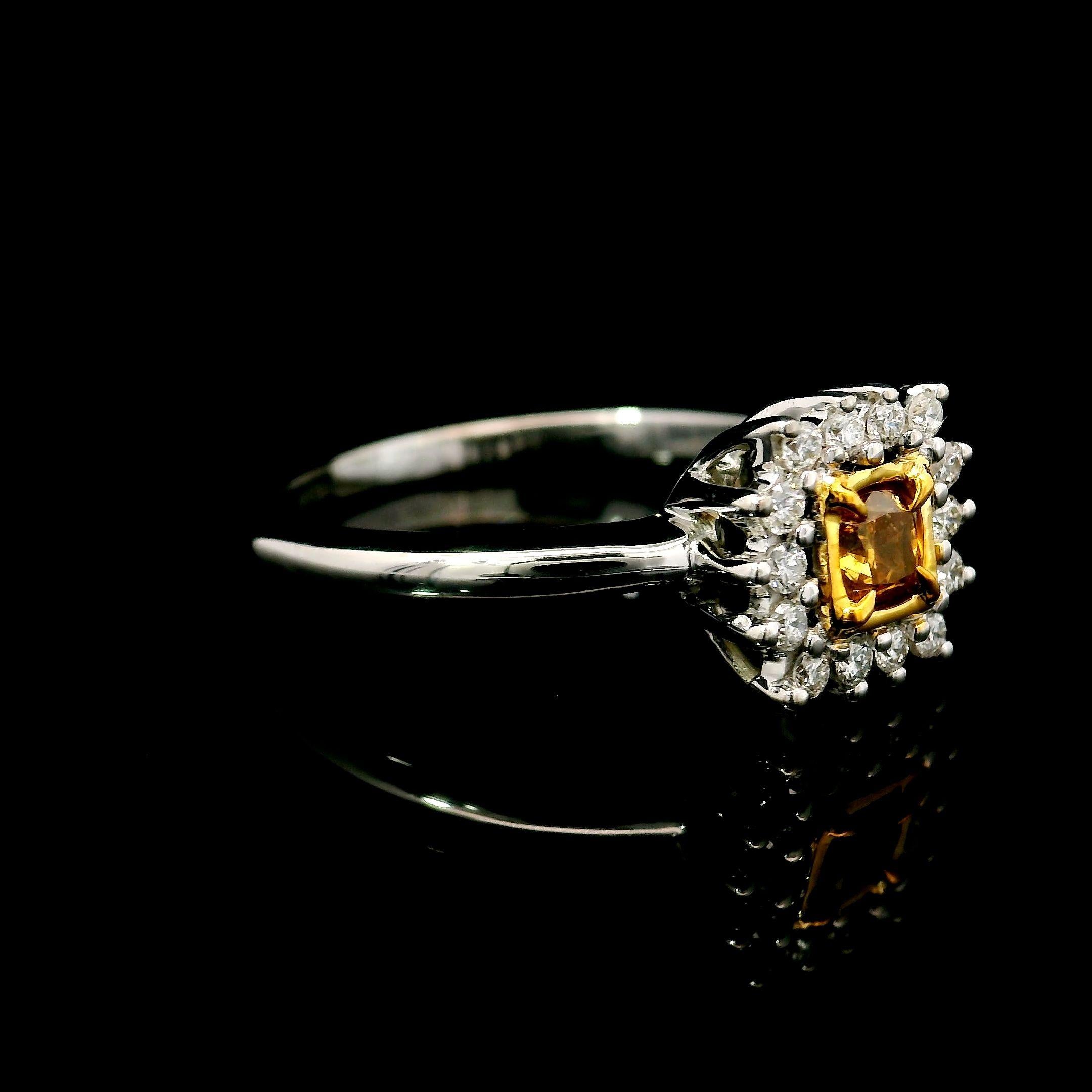 Taille coussin Bague en diamant jaune en vente