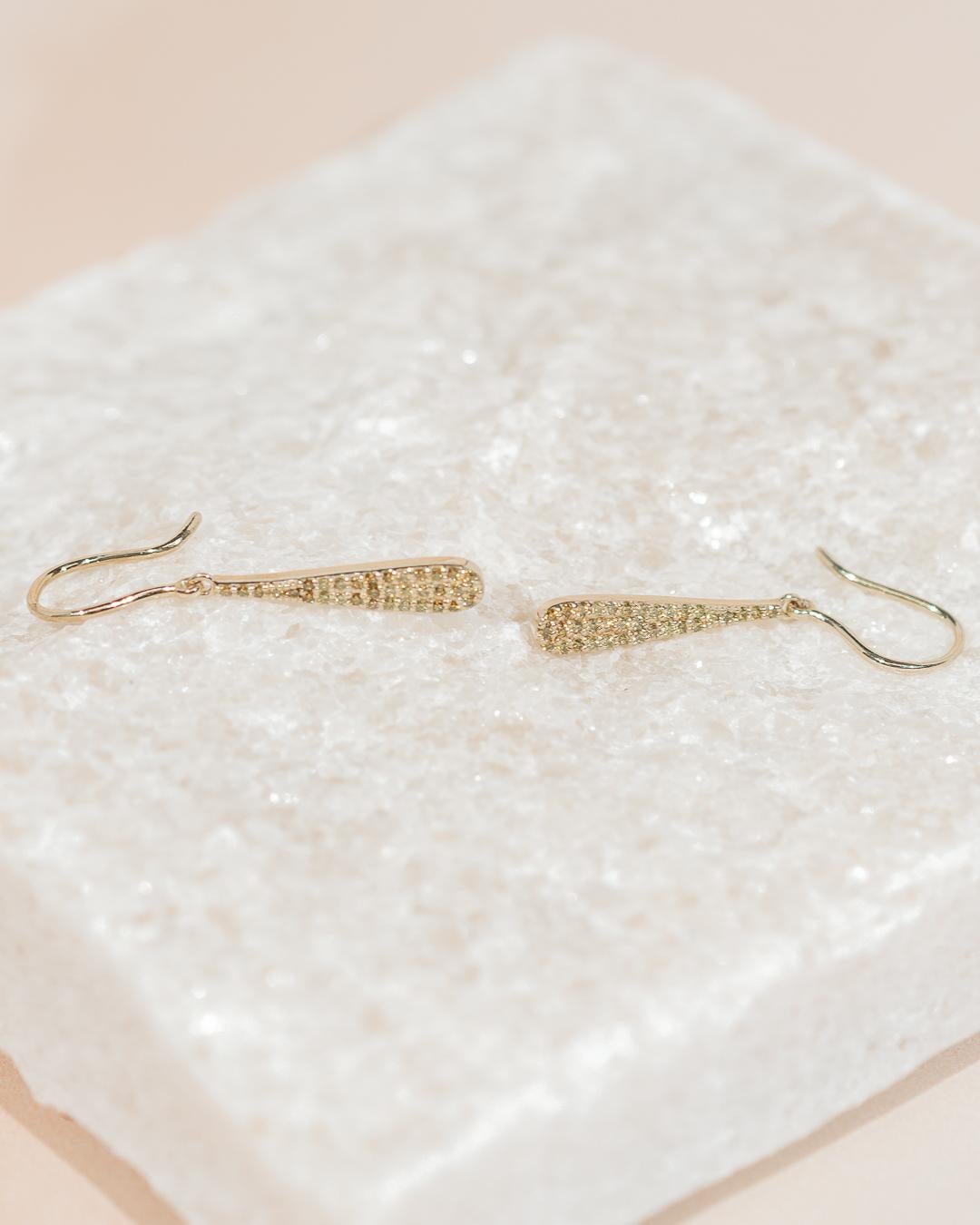Ces magnifiques gouttes allongées en or jaune 14 carats sont serties de 33 diamants jaunes naturels de 1 mm de diamètre, taillés en brillant, pour un total de 0,17 ctw. Chaque larme mesure 20x3,75 mm et est attachée avec un fil d'oreille français.