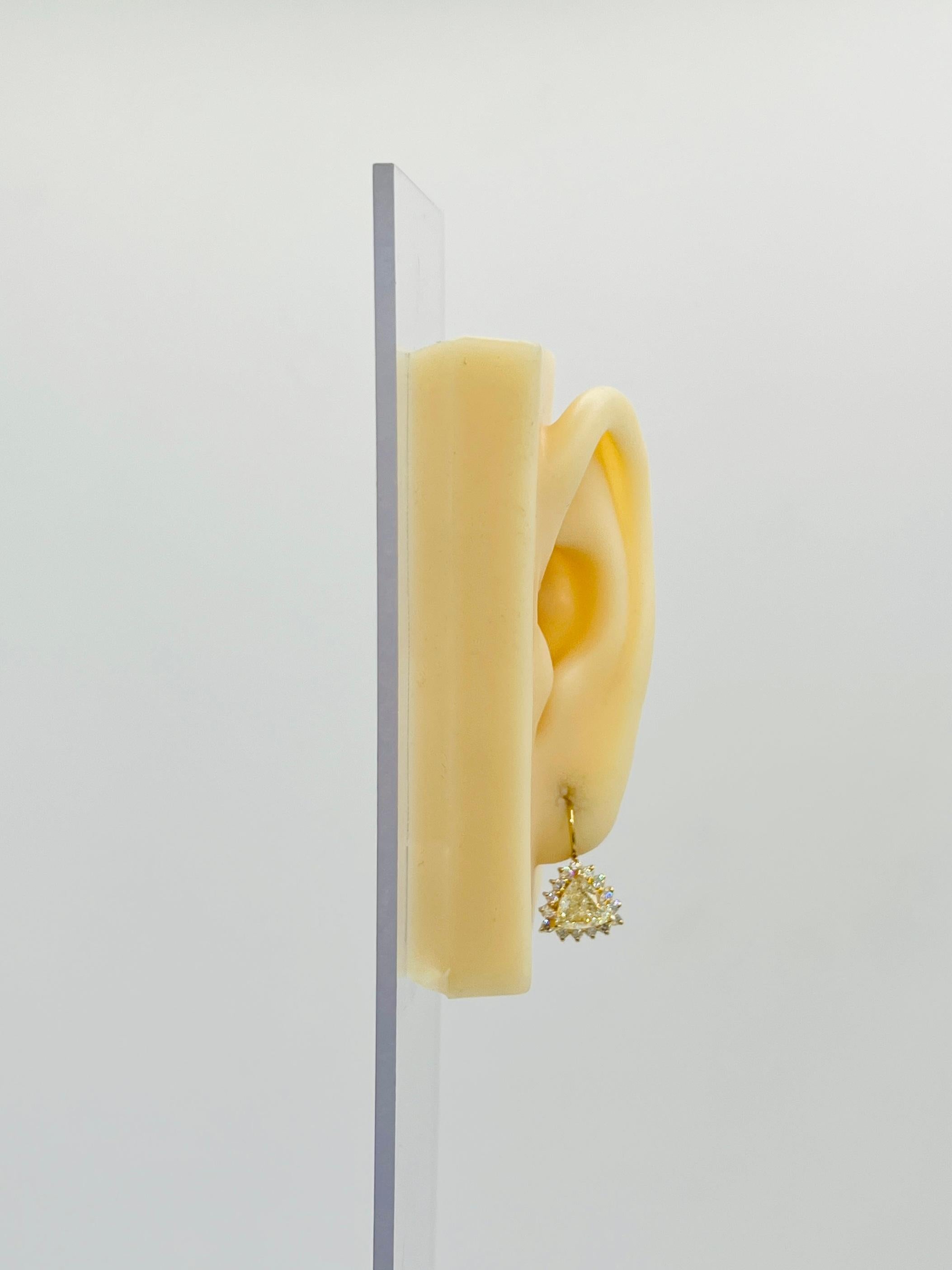 Magnifiques trillions de diamants jaunes de 1,84 ct. et ronds de diamants blancs de 0,67 ct.  Fabriqué à la main en or jaune 14k.