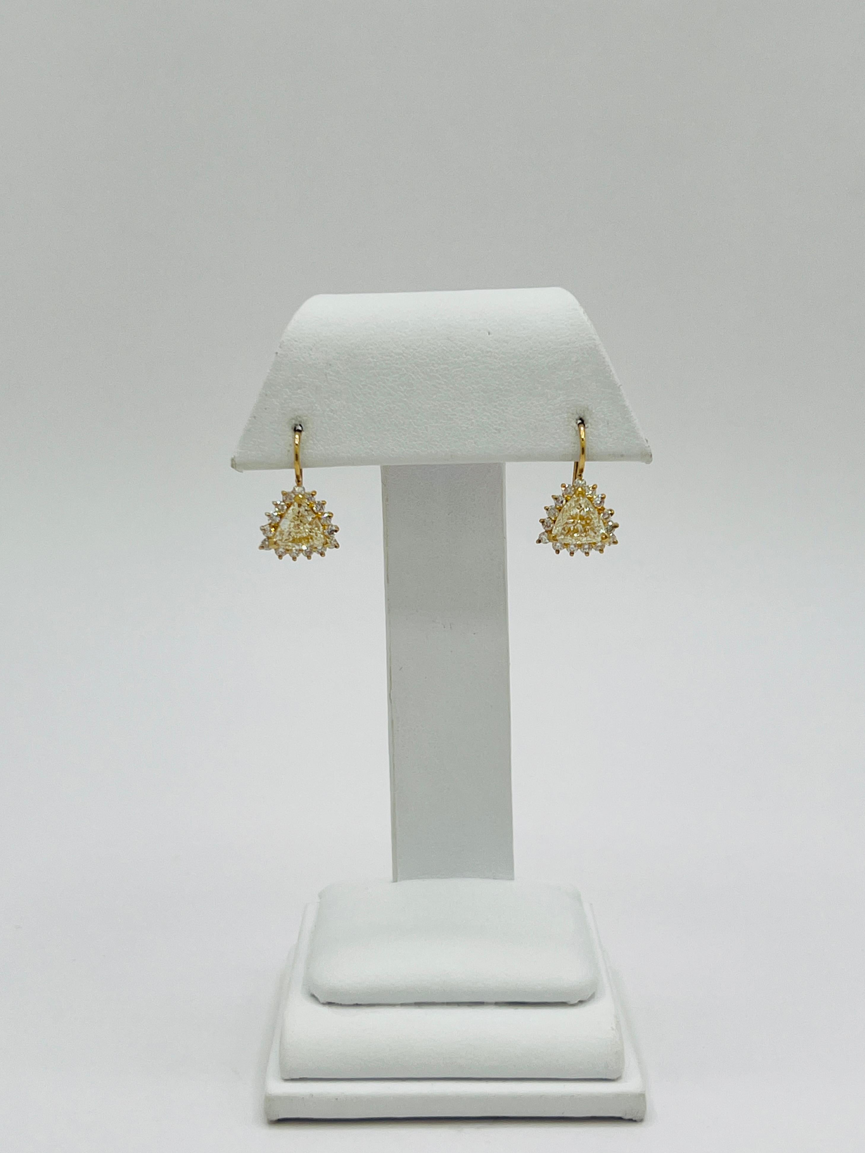 Pendants d'oreilles trillion de diamants jaunes en or jaune 14 carats Neuf - En vente à Los Angeles, CA