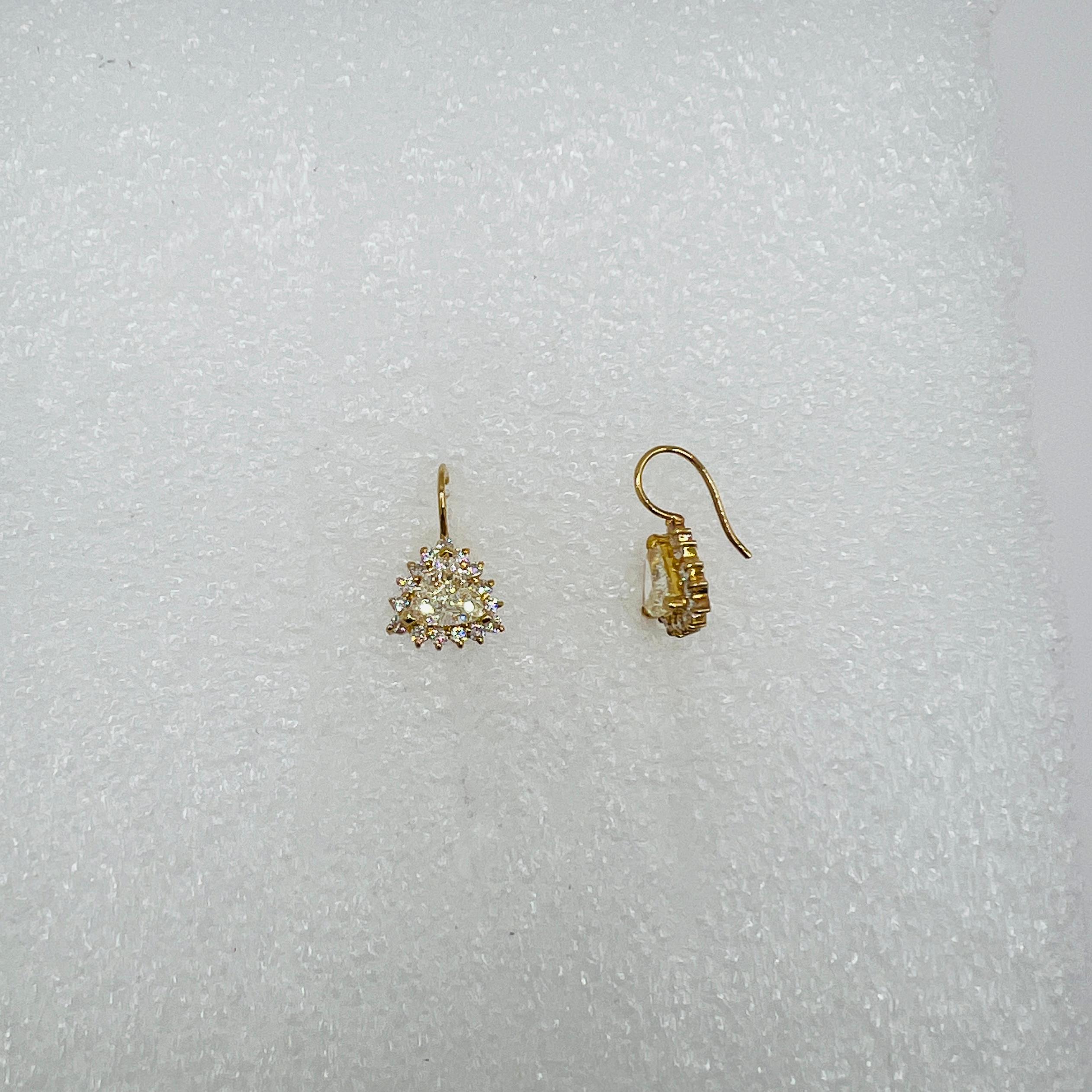 Pendants d'oreilles trillion de diamants jaunes en or jaune 14 carats Unisexe en vente