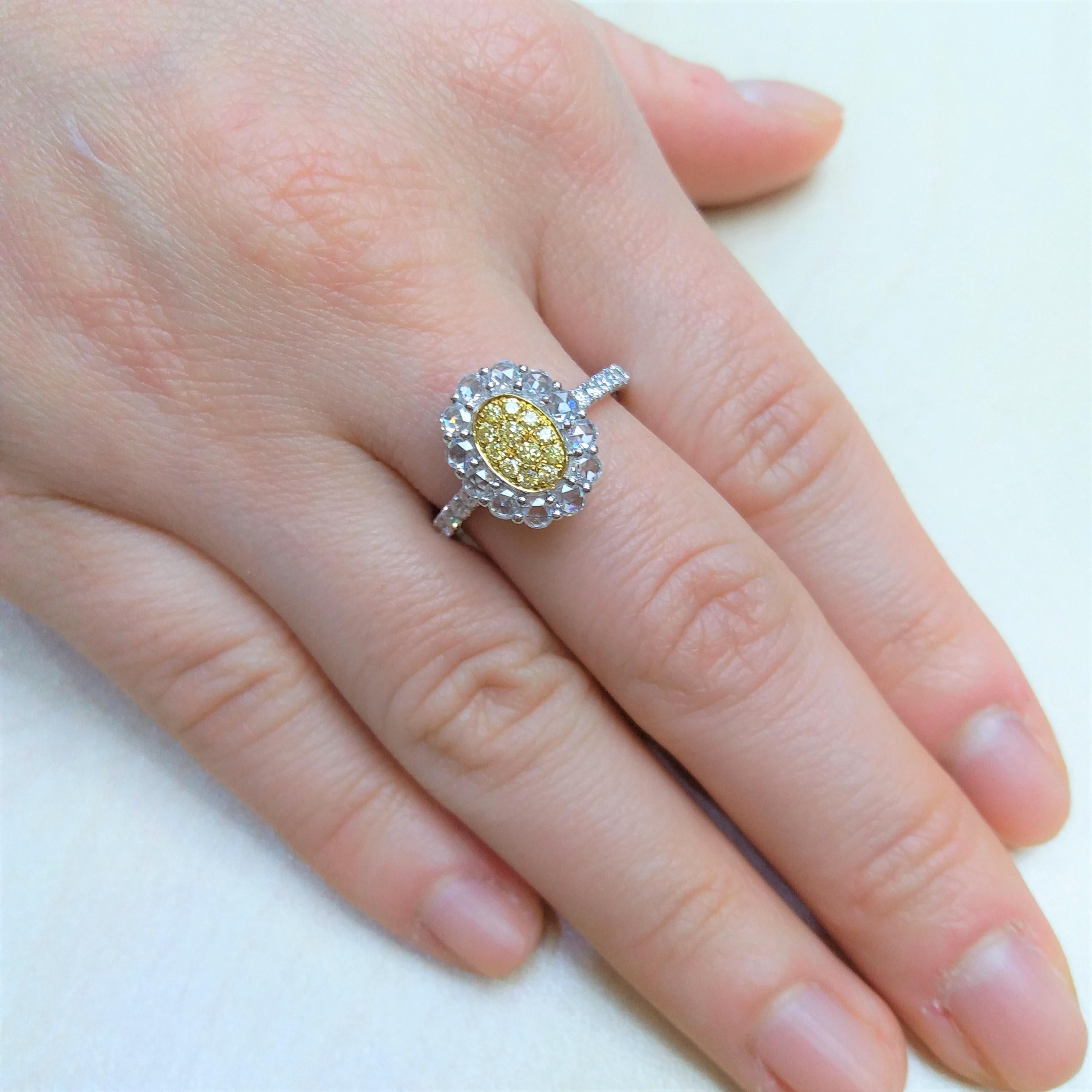 Anello di fidanzamento in platino con diamante giallo e diamante bianco in vendita 1