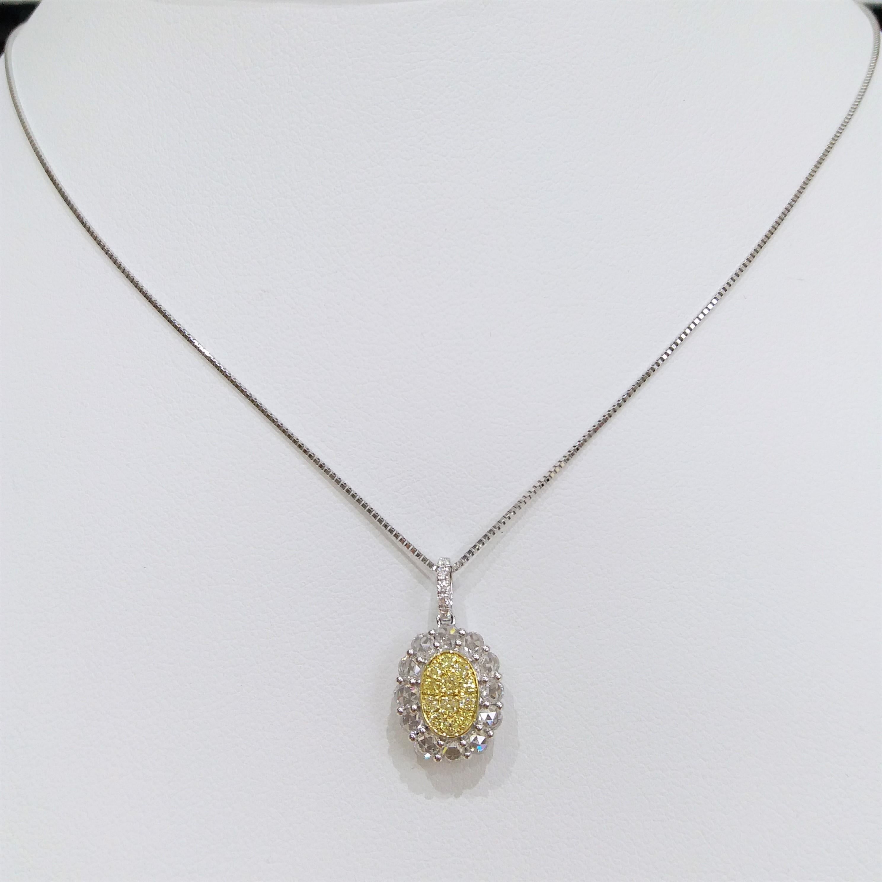 Taille brillant Collier pendentif en platine avec diamants jaunes et diamants blancs en vente