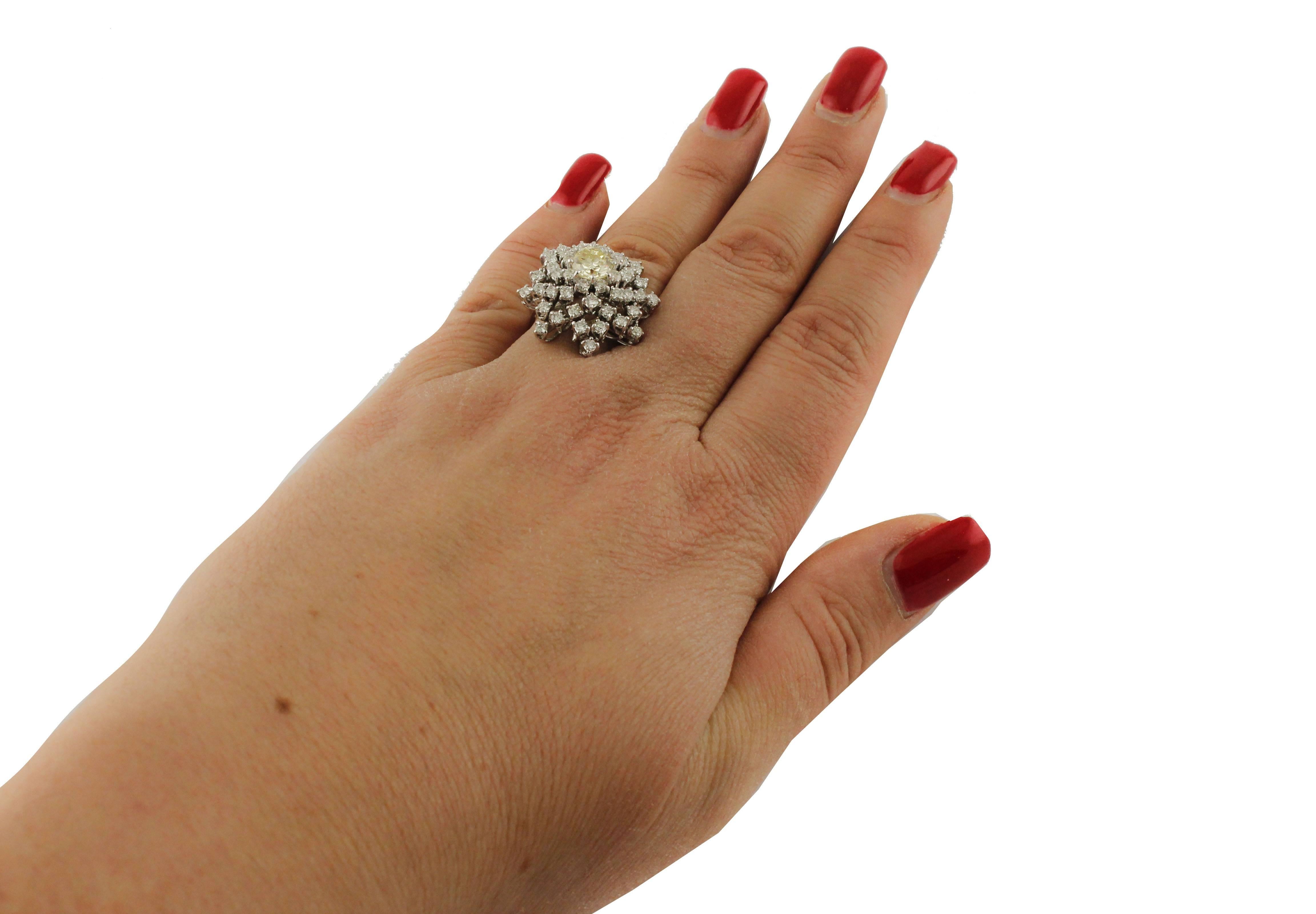 Women's 3, 08 carat Yellow Diamond White Diamond 18 kt  White Gold Star Ring For Sale
