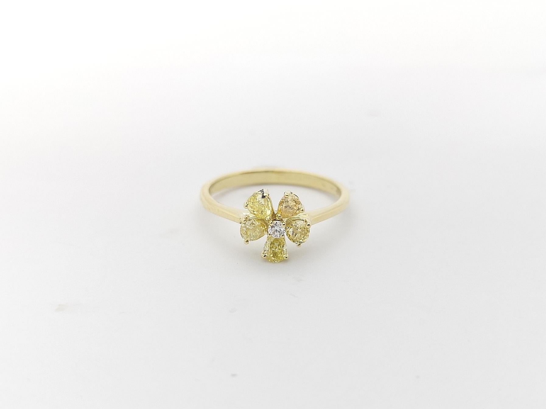 Yellow Diamond with Diamond Ring Set in 18K Gold Settings For Sale 4