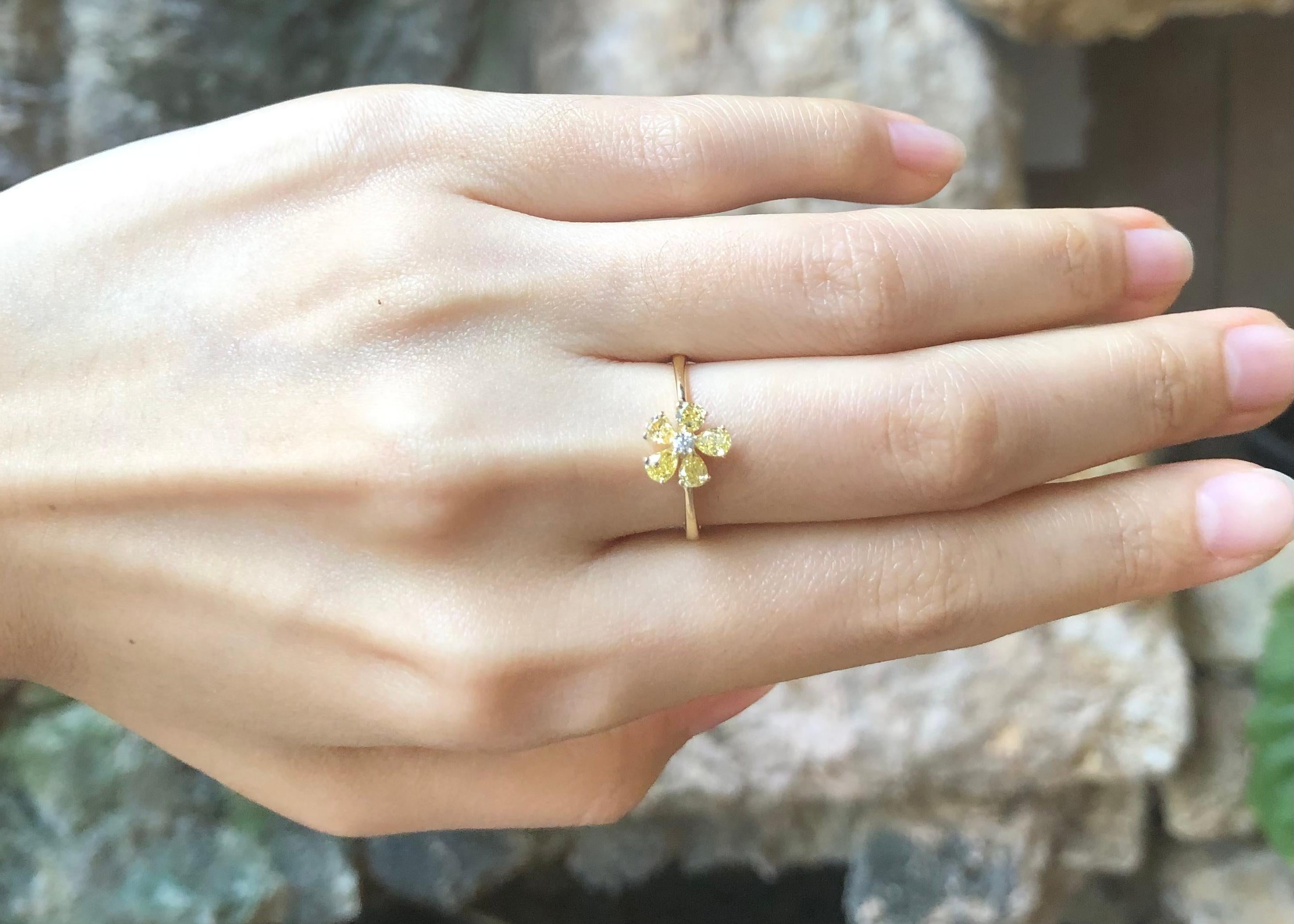 Yellow Diamond with Diamond Ring Set in 18K Gold Settings In New Condition For Sale In Bangkok, TH