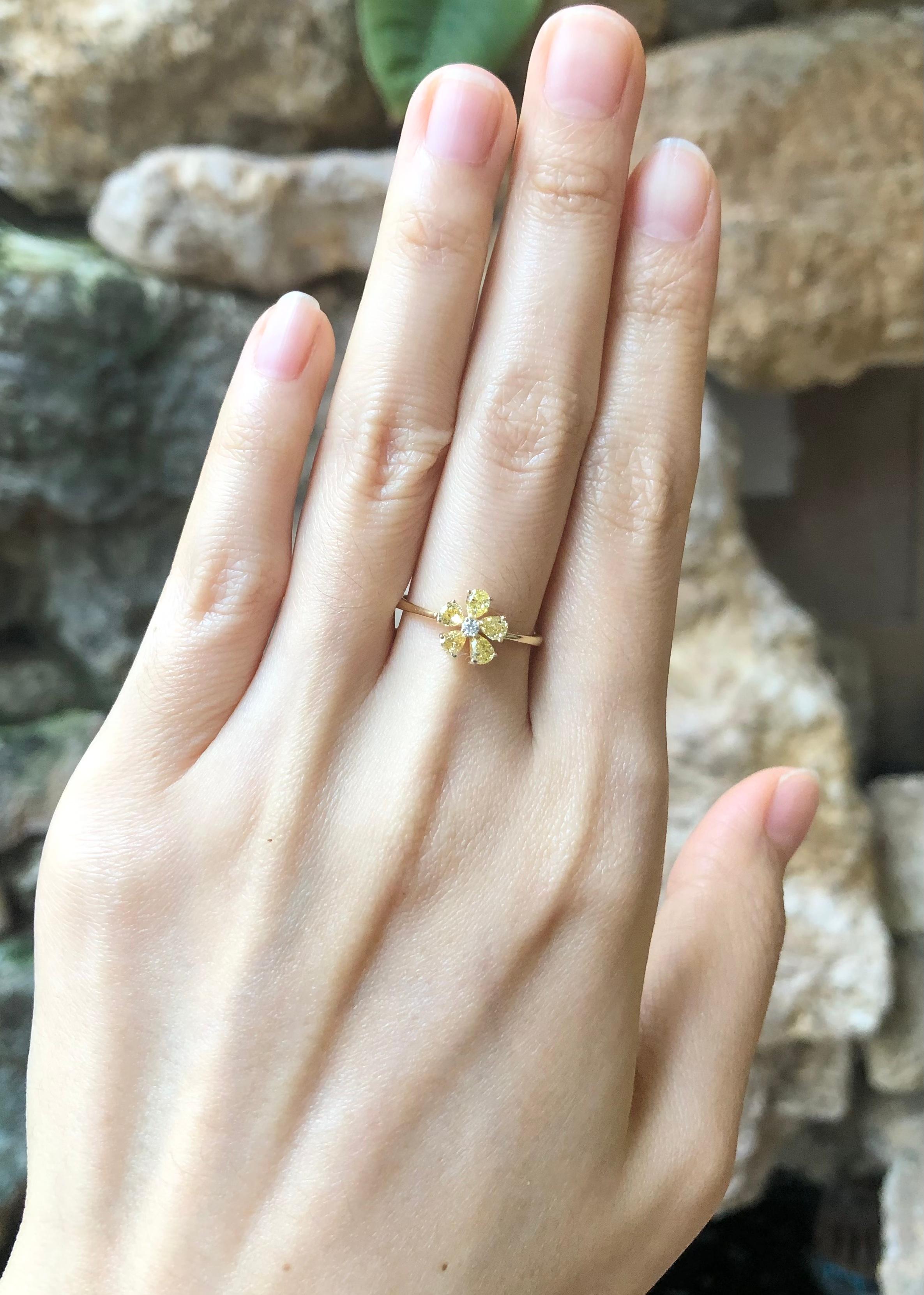 Yellow Diamond with Diamond Ring Set in 18K Gold Settings For Sale 1