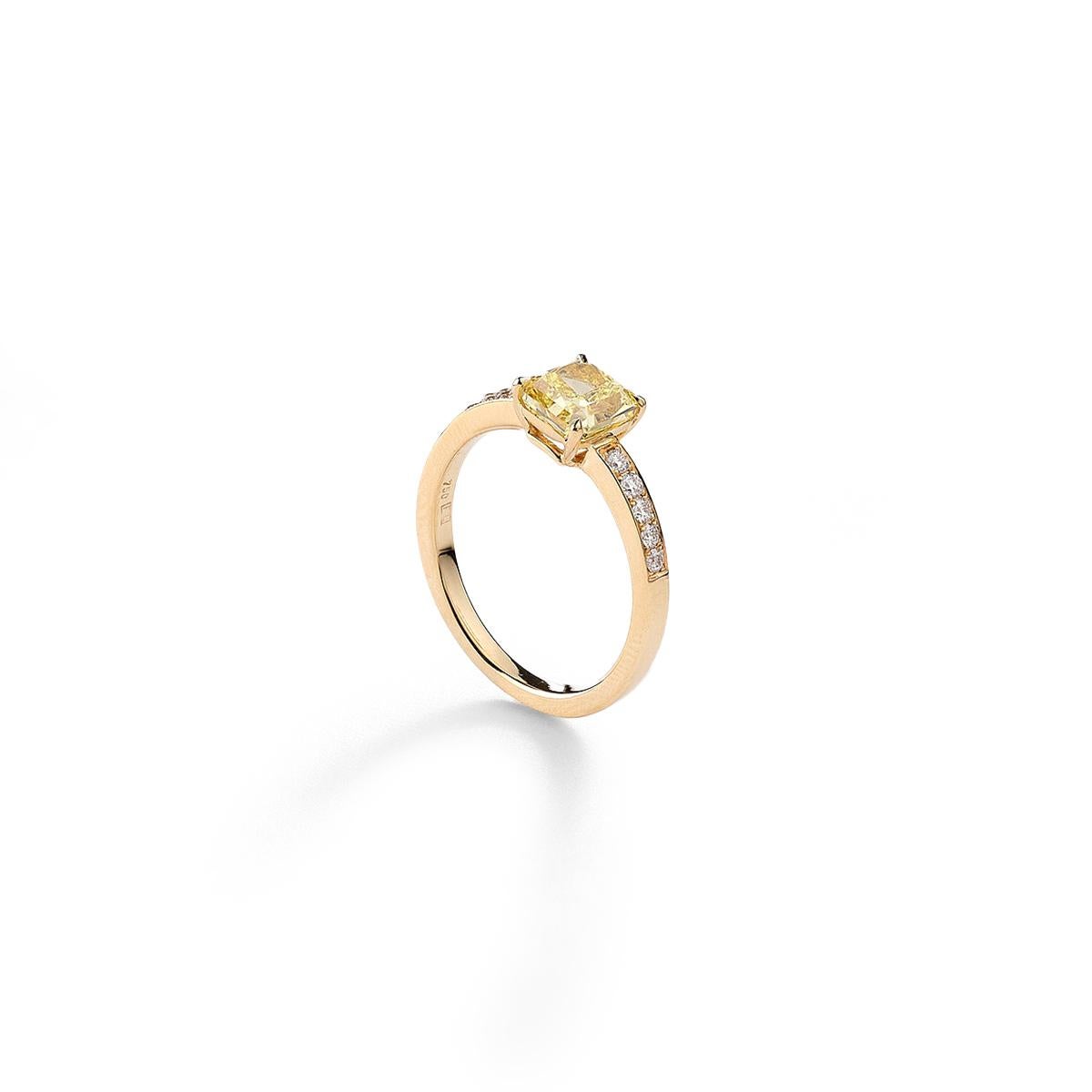 Ring in 18kt yellow gold set with one Fancy Yellow IF square cut diamond 1.33 cts and 10 diamonds  0.16 cts GIA Certificate  Size 53          