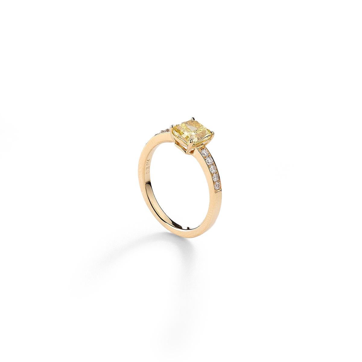 Anillo de Oro Diamante Amarillo con Diamantes Blancos Corte redondo en venta