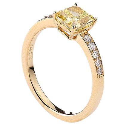 Bague en or avec diamant jaune et diamants blancs en vente