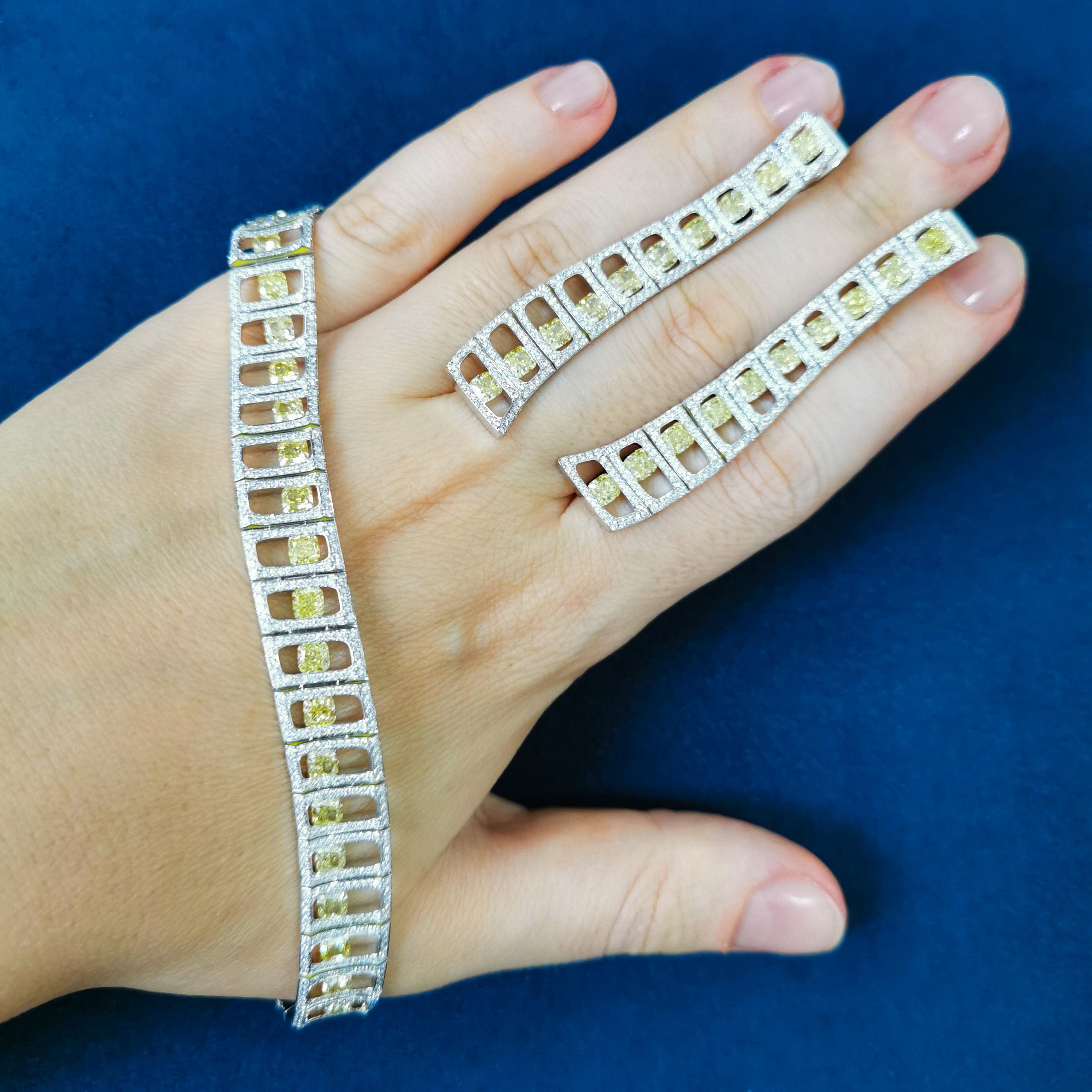 Taille coussin Parure de haute joaillerie en or blanc 18 carats, diamants jaunes, diamants blancs et émail en vente