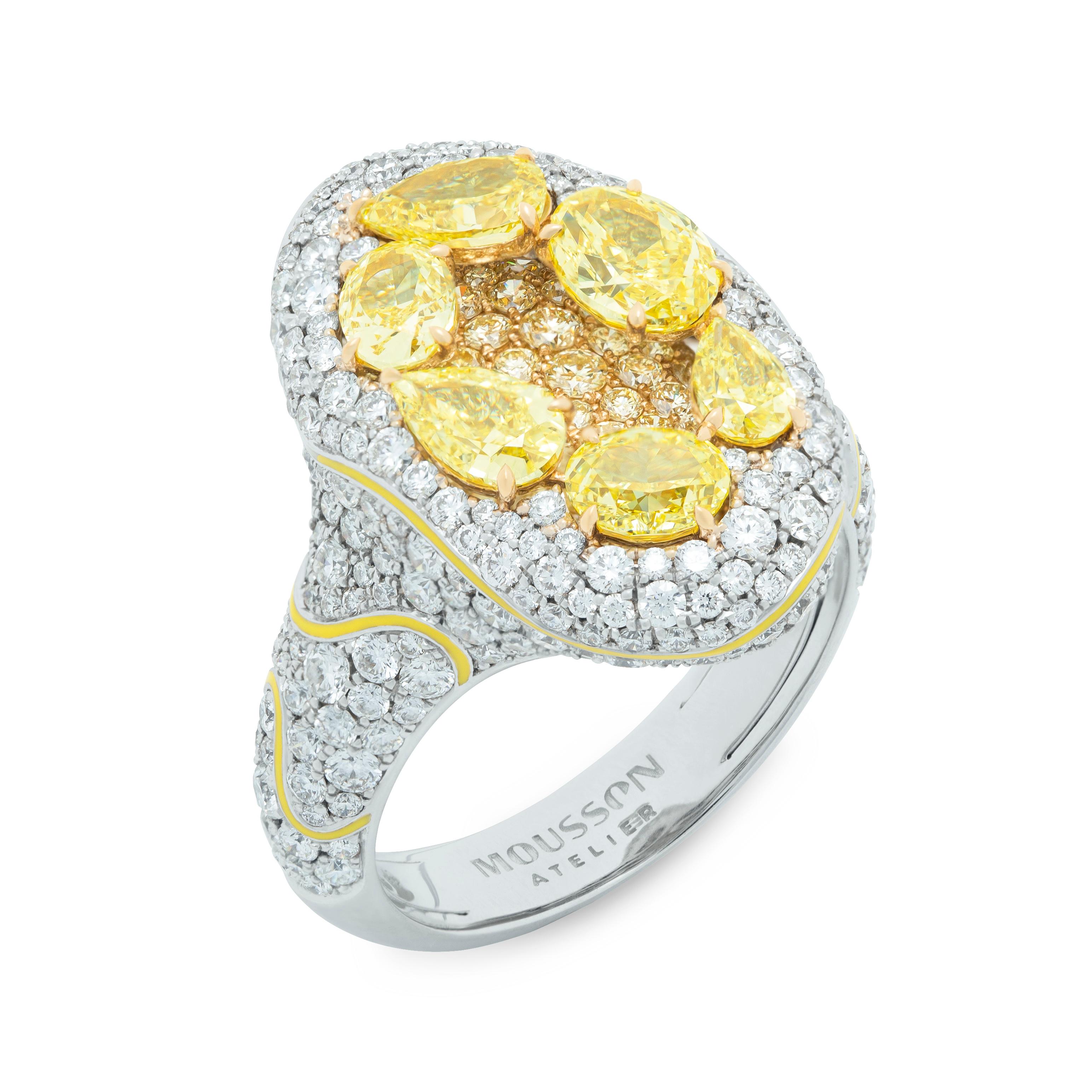 Gelbe Diamanten Weiße Diamanten Emaille 18 Karat Weiß  und Gelbgold High Jewelry Ring

Dieser wunderschöne Ring mit 6 birnenförmigen und ovalen gelben Fancy-Diamanten von 2,20 Karat in der Mitte und 73 kleinen gelben Diamanten ist in 18 Karat