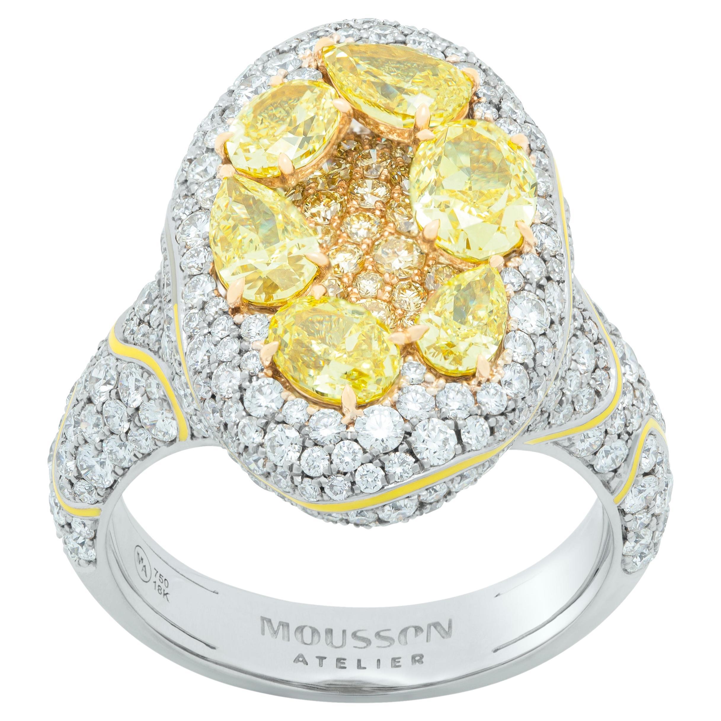 Bague haute joaillerie en or blanc 18 carats, diamants jaunes et diamants blancs émaillés