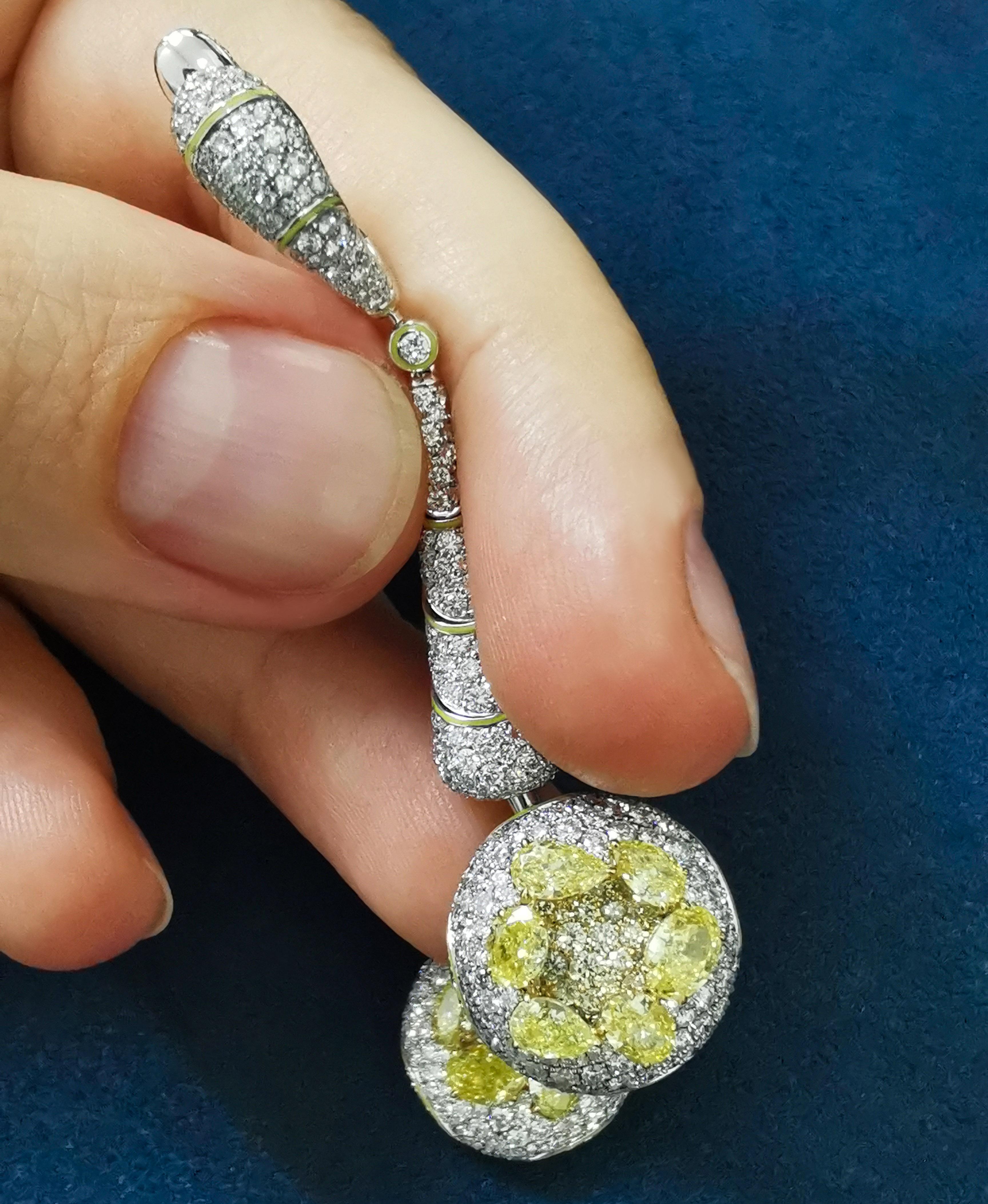 Gelbe Diamanten, weiße Diamanten, Emaille, 18 Karat Weißgold, Ohrringe mit hohem Schmuck im Zustand „Neu“ im Angebot in Bangkok, TH
