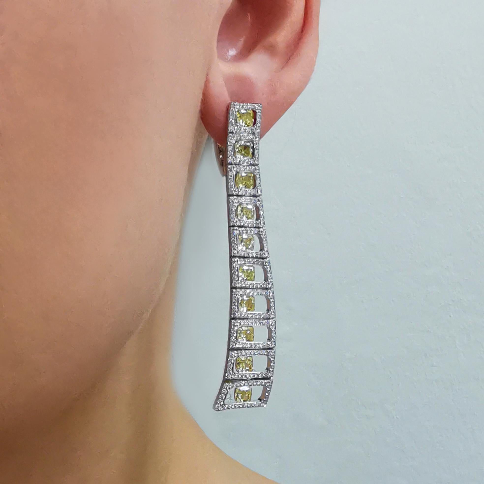 Boucles d'oreilles hautes en or blanc 18 carats avec diamants jaunes et diamants blancs émaillés en vente 1