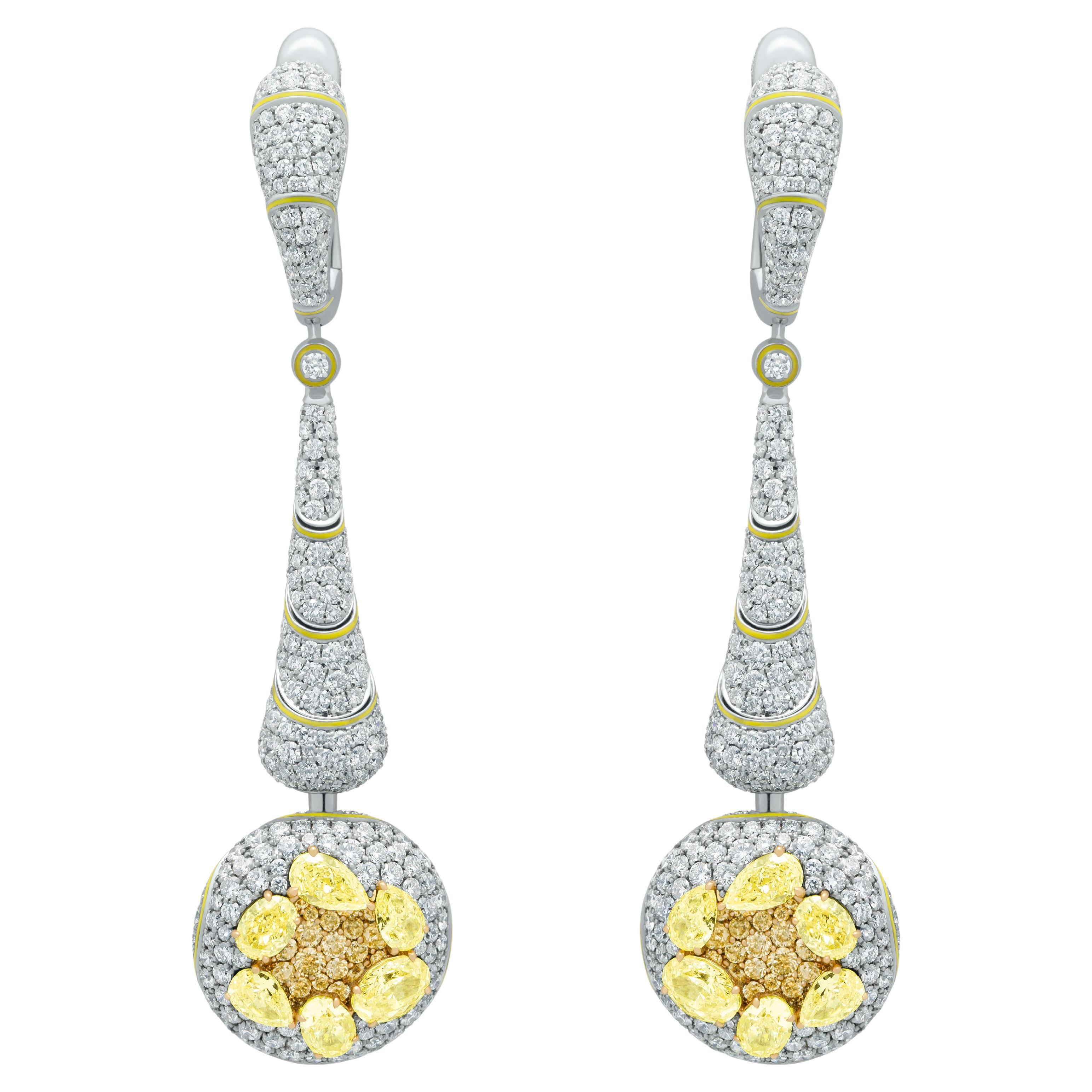 Boucles d'oreilles hautes en or blanc 18 carats avec diamants jaunes et diamants blancs émaillés