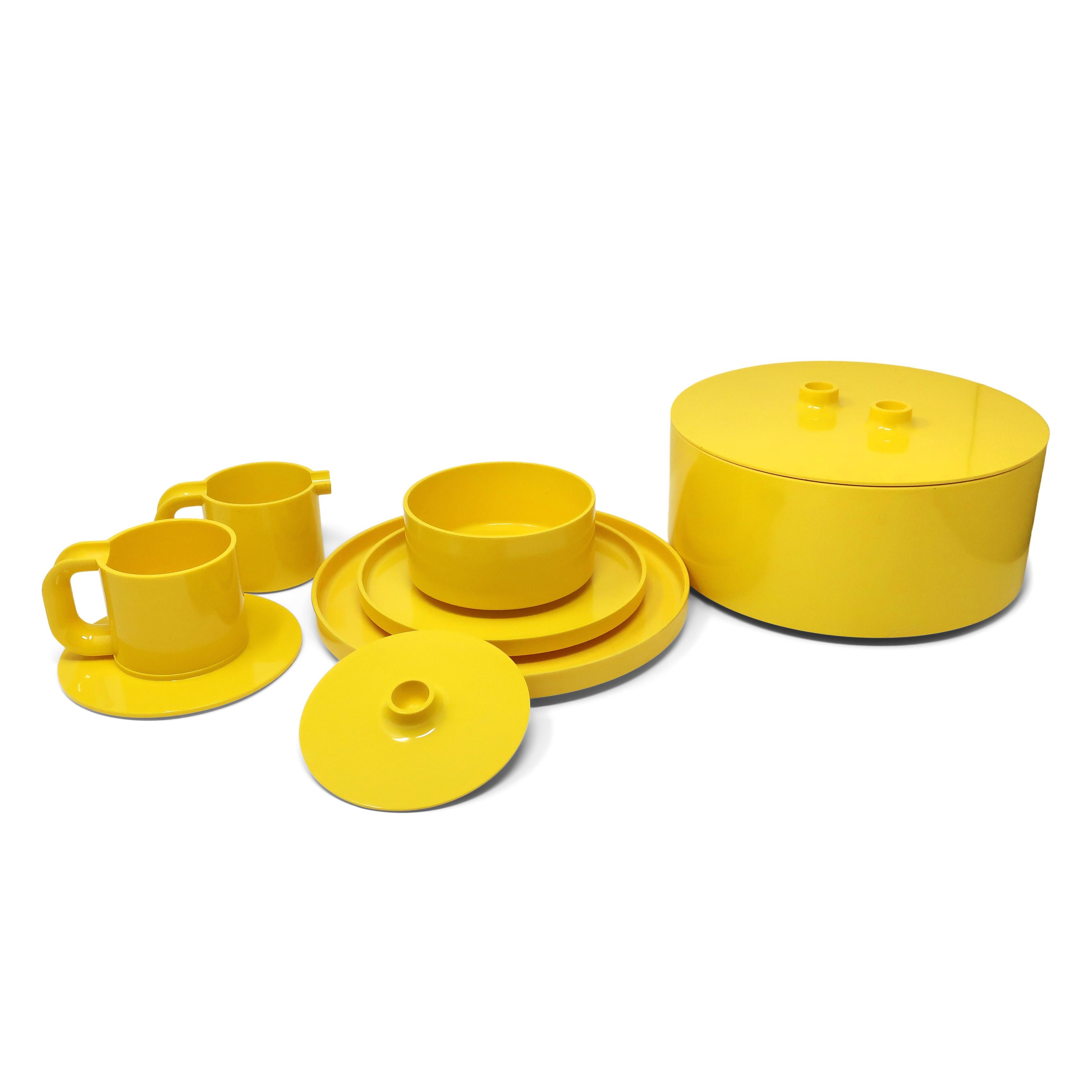 Yellow Dinnerware by Vignelli for Heller, Service for 8 In Good Condition For Sale In Brooklyn, NY