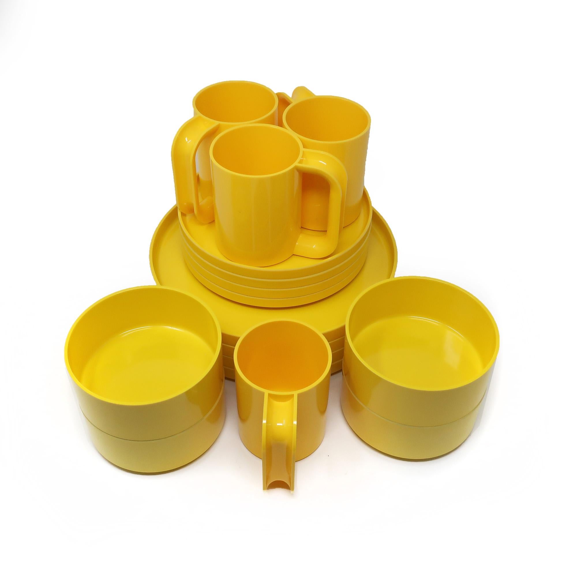 Yellow Dinnerware by Vignelli for Heller, Set of 16 In Good Condition In Brooklyn, NY