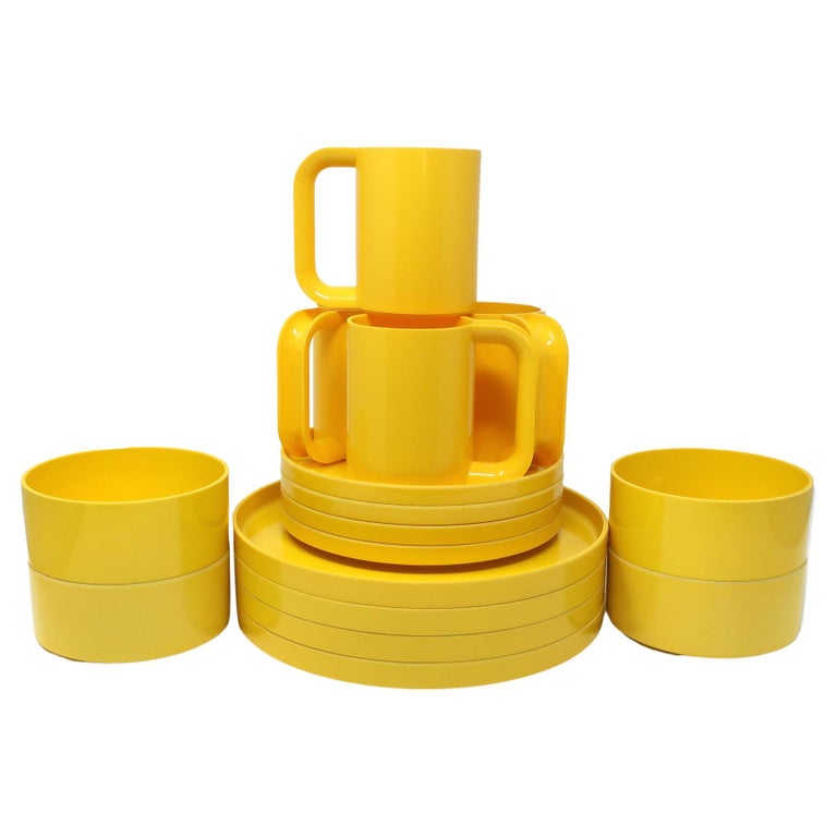 Yellow Dinnerware by Vignelli for Heller, Set of 16 For Sale