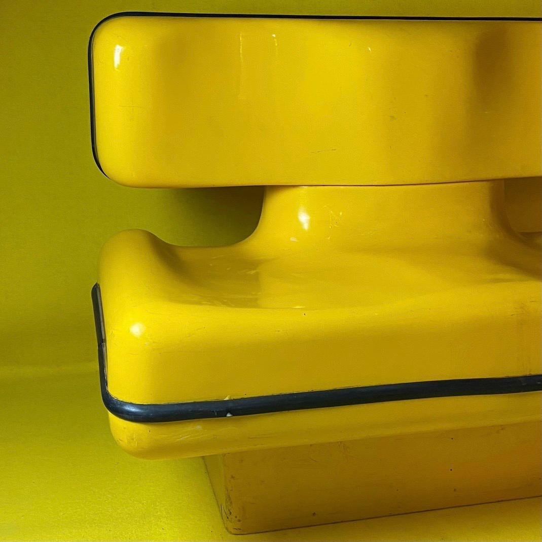 Rare fauteuil deux places entièrement original de Dominique Prevot, France 1970.

Les marques et les éraflures donnent du caractère à la pièce et montrent qu'elle a été utilisée. Aucun problème structurel, tout est ferme et il n'y a pas de