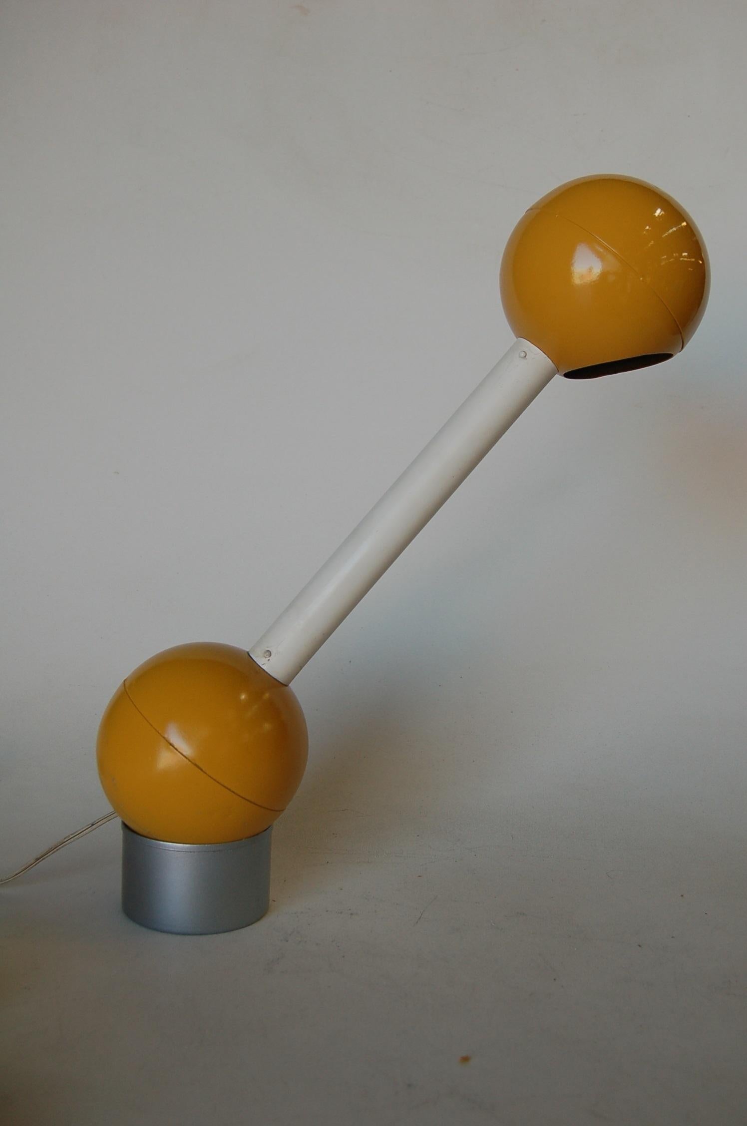 Modernist yellow and white metal adjustable barbell desk lamp by George Kovacs.


Measures 22