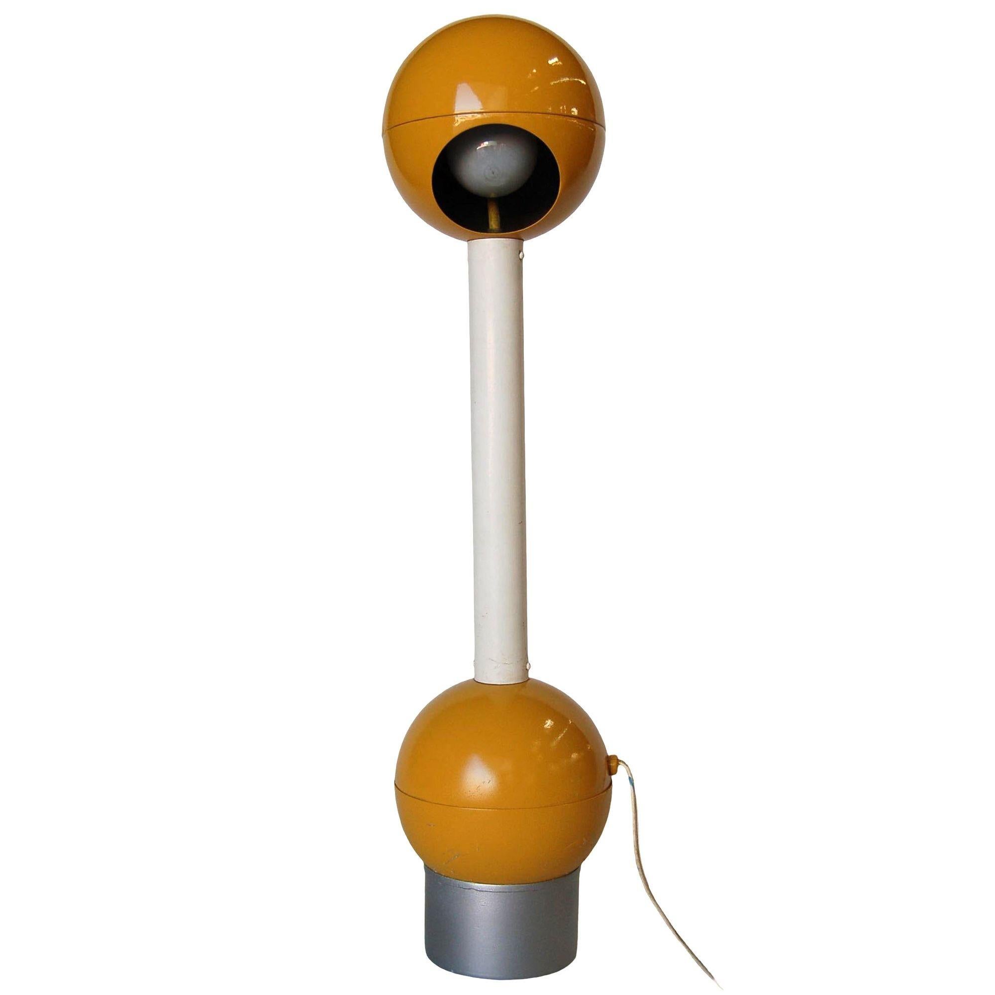 Modernist yellow and white metal adjustable barbell desk lamp by George Kovacs.


Measures 22