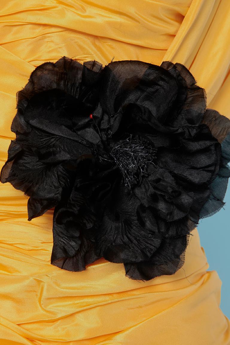 Yellow draped bustier dress in taffetas with bow and black flower Azzaro Paris  In Excellent Condition For Sale In Saint-Ouen-Sur-Seine, FR
