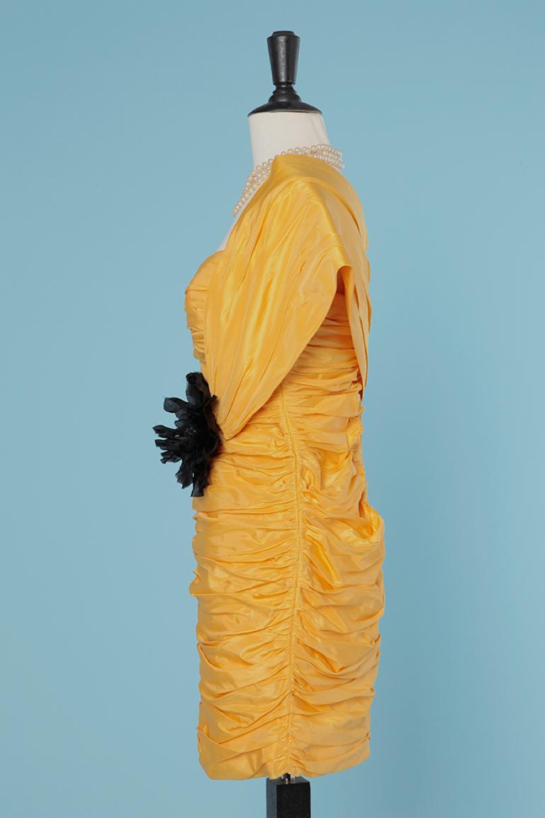Gelbes drapiertes Bustierkleid aus Taft mit Schleife und schwarzer Blume Azzaro Paris  Damen im Angebot