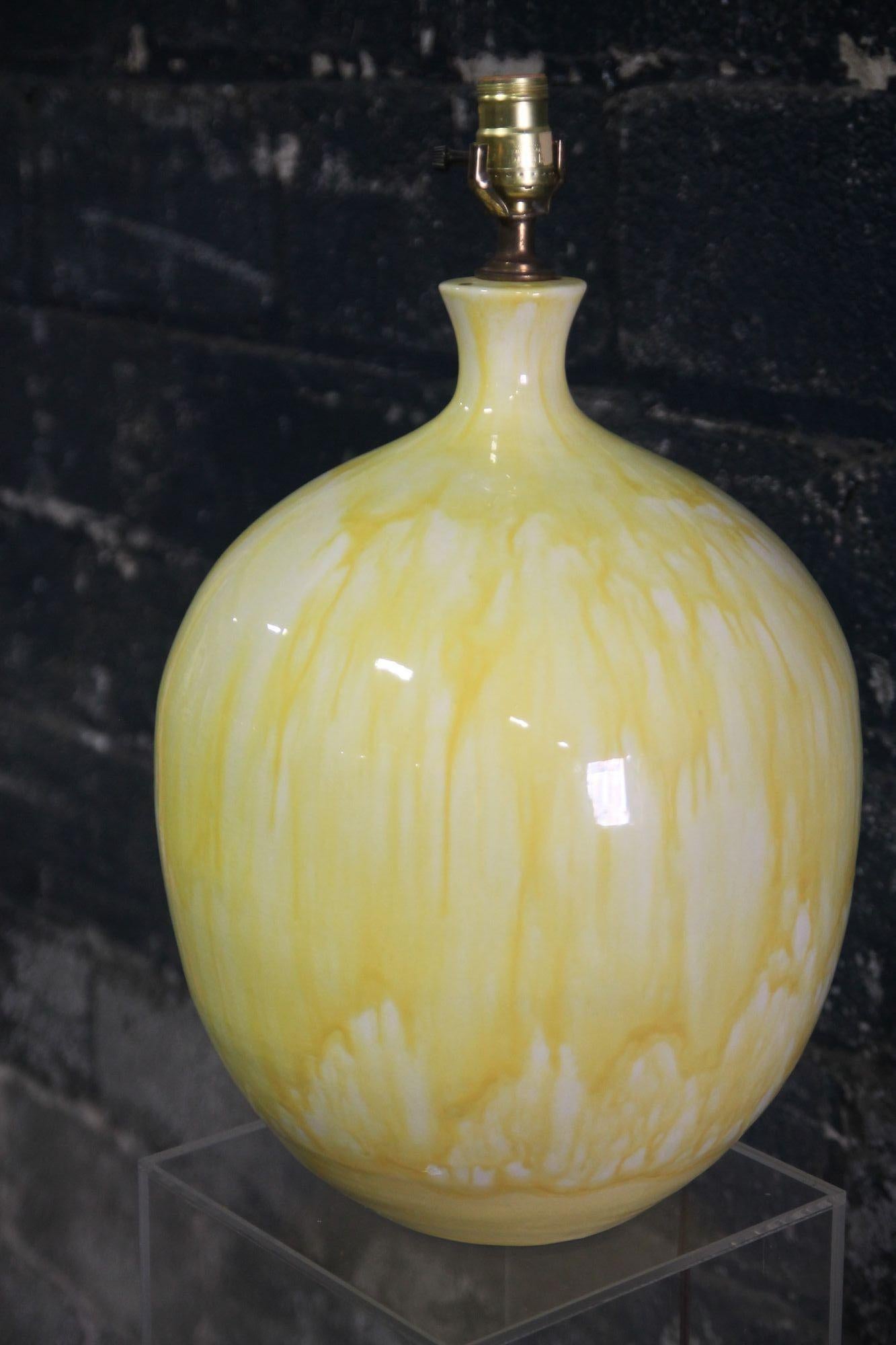 Lampe à glaçure jaune des années 1970. Il s'agit d'une superbe lampe de style bulbeux. La lampe a été achetée à son propriétaire d'origine. Veuillez noter que l'abat-jour est inclus mais que vous devrez faire emballer la lampe et les abat-jours