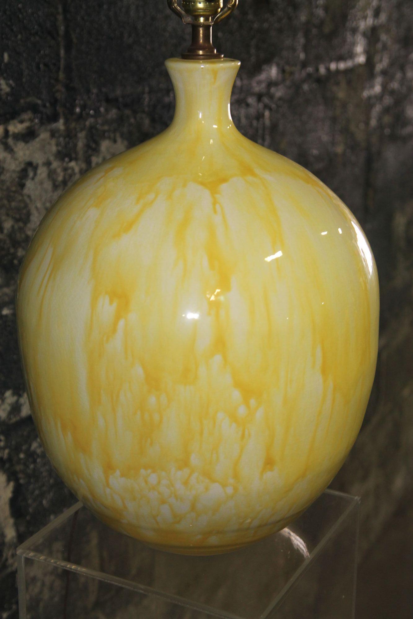 Américain Lampe de table du siècle à glaçure goutte à goutte jaune en vente