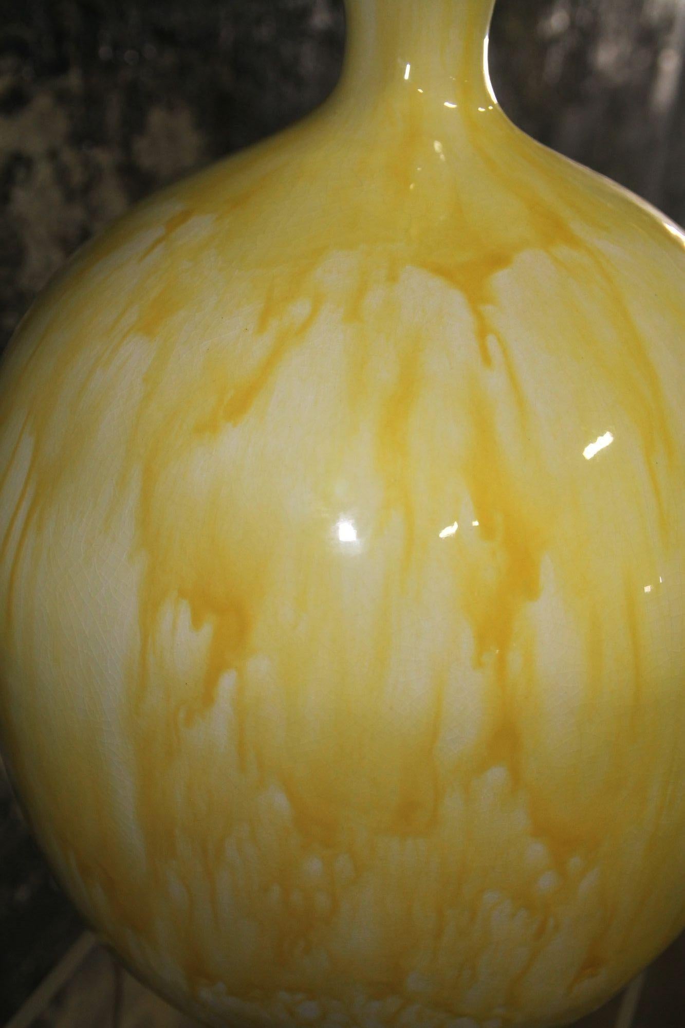 Lampe de table du siècle à glaçure goutte à goutte jaune Bon état - En vente à Asbury Park, NJ