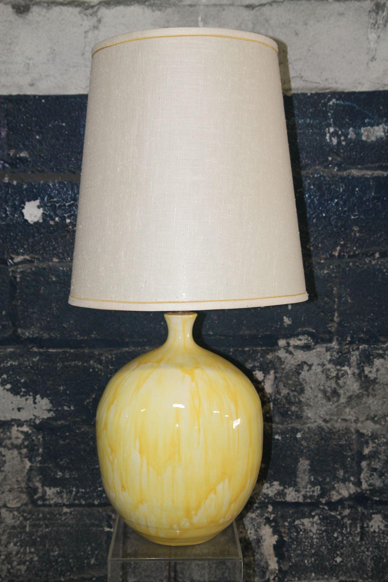 Fin du 20e siècle Lampe de table du siècle à glaçure goutte à goutte jaune en vente