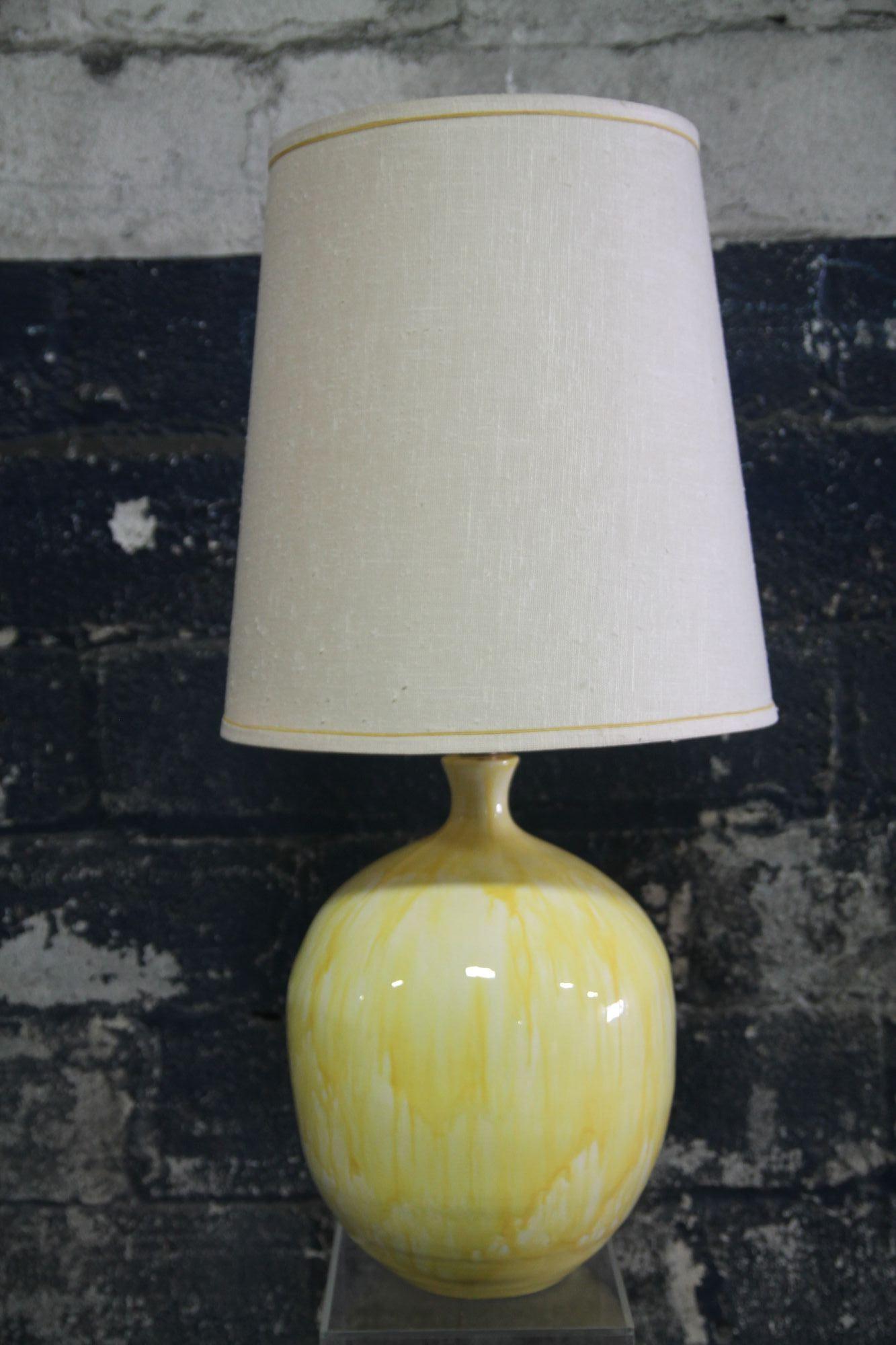 Porcelaine Lampe de table du siècle à glaçure goutte à goutte jaune en vente