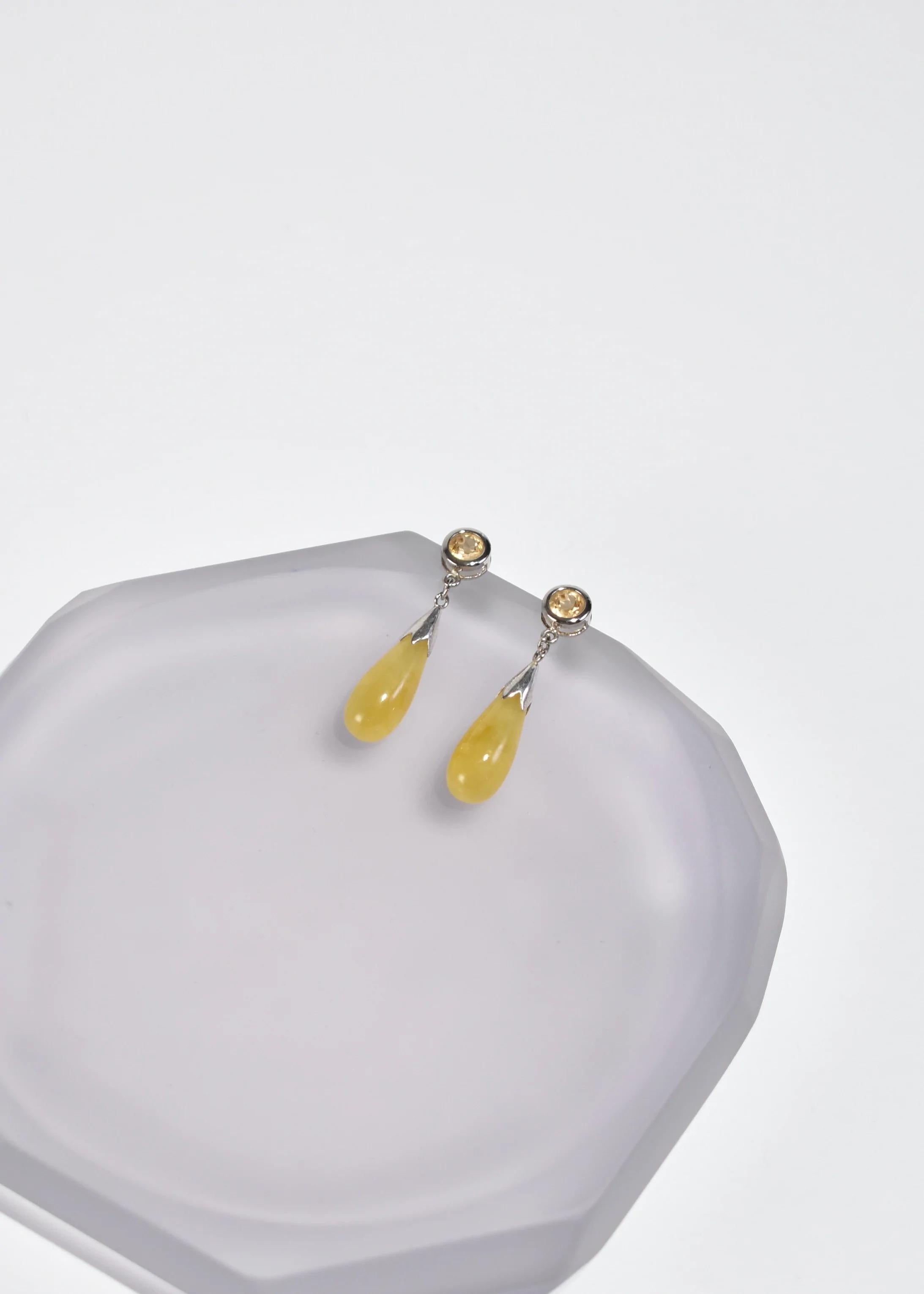 Beautiful sterling earrings with faceted citrine stones and yellow jade drop detail, pierced.

Material: Sterling silver, citrine, jade.