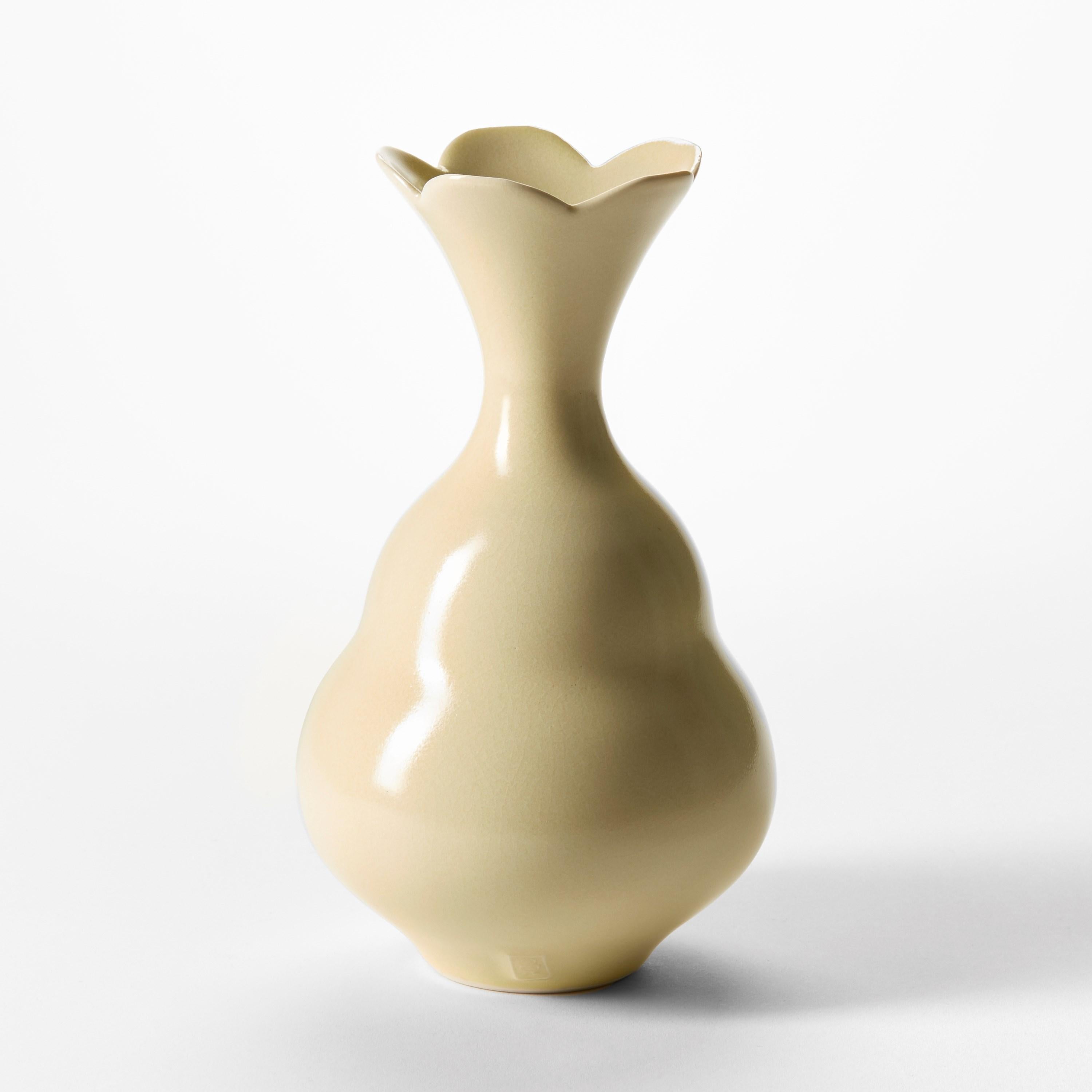 Organique Paire de vases Duo jaune pastel en porcelaine tournés à la main par Vivienne Foley en vente