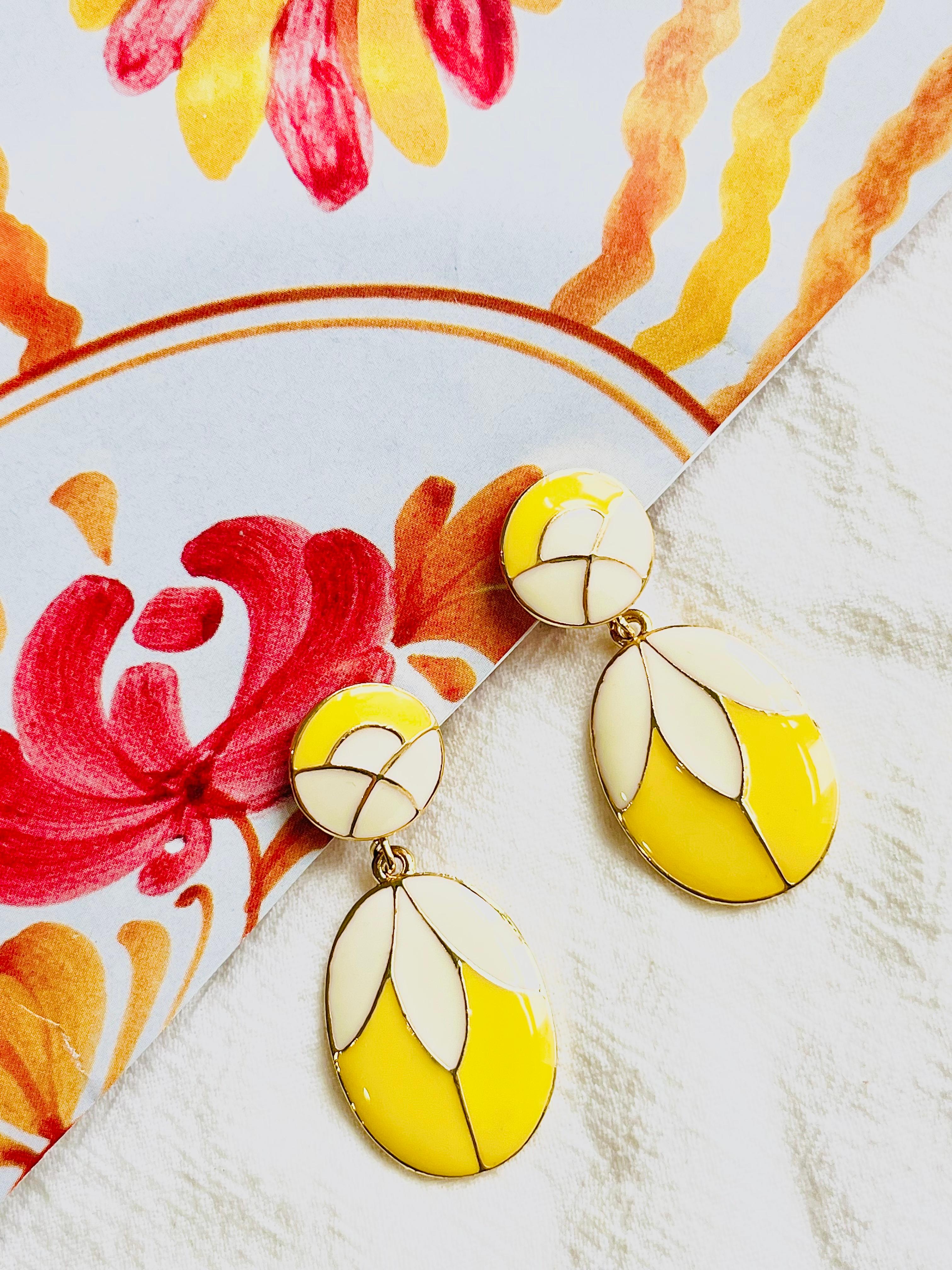 Art Deco Yellow Ecru Round Oval Petal Flower Patchwork Pendant Gold Drop Clip Earrings For Sale