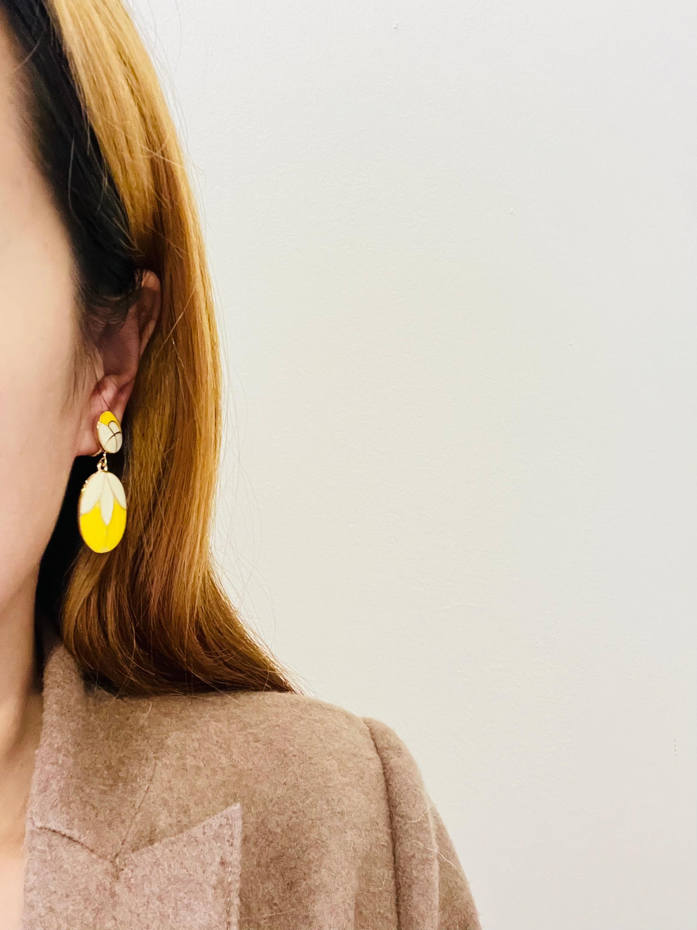 Pendientes de clip de gota de oro con colgante de flor de pétalo ovalado redondo crudo amarillo en Nuevo estado para la venta en Wokingham, England